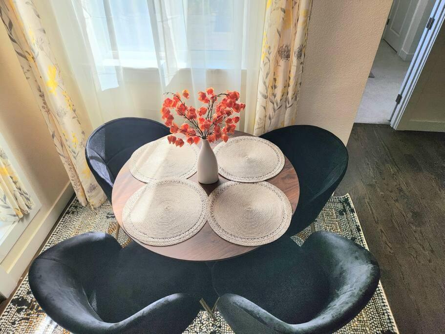 Cozy contemporary 2BR with Sofa bed in the office