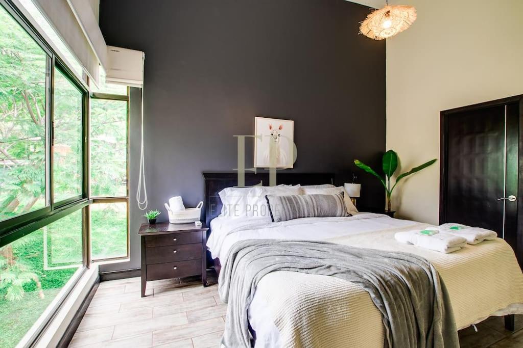 CR MARIPOSA RENTALS Comfortable penthouse, AC, pool, gym, tennis