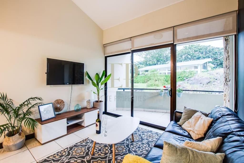 CR MARIPOSA RENTALS Comfortable penthouse, AC, pool, gym, tennis