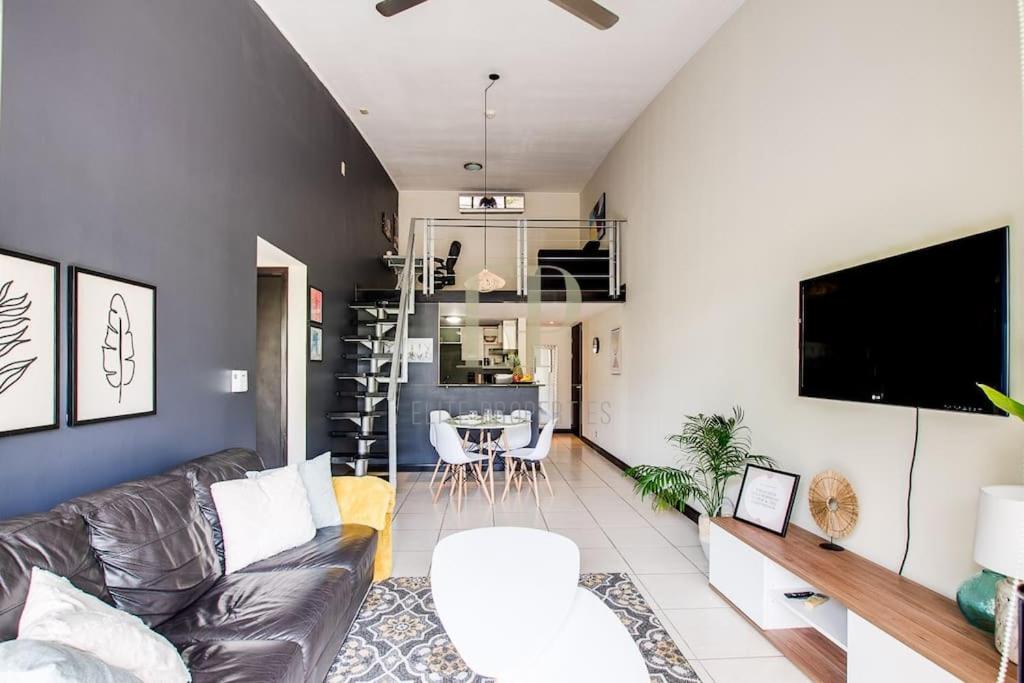 CR MARIPOSA RENTALS Comfortable penthouse, AC, pool, gym, tennis