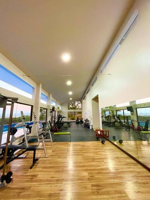 CR MARIPOSA RENTALS Comfortable penthouse, AC, pool, gym, tennis