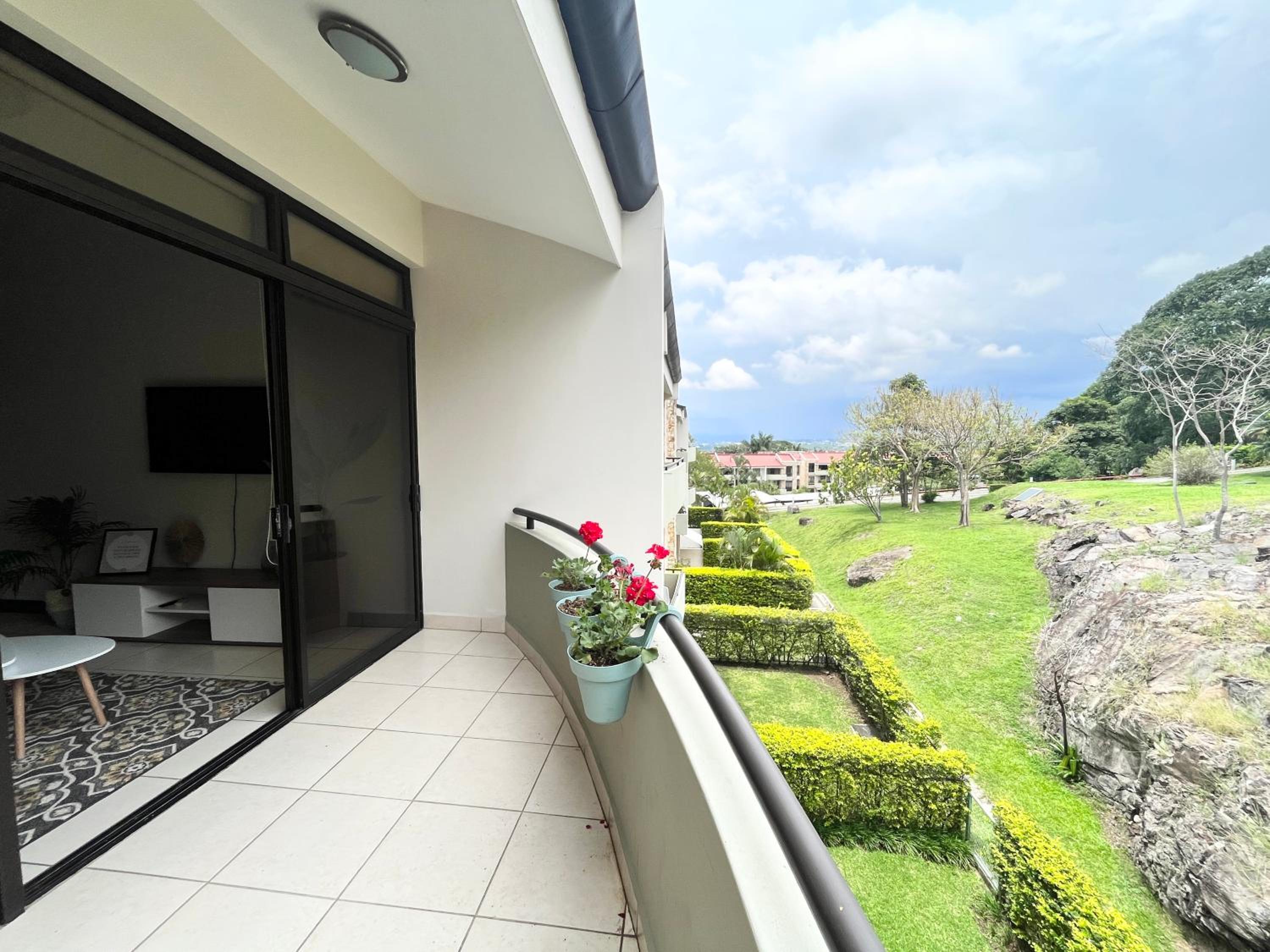 CR MARIPOSA RENTALS Comfortable penthouse, AC, pool, gym, tennis
