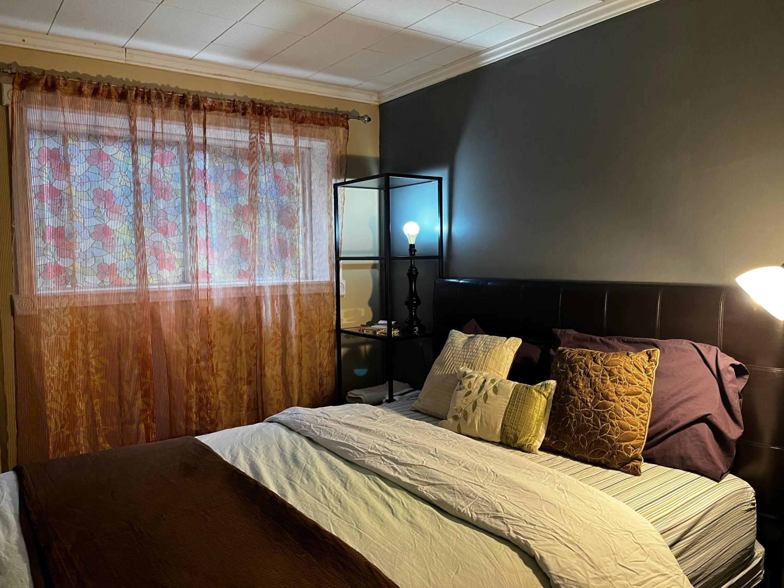 Beautiful room close Airport!