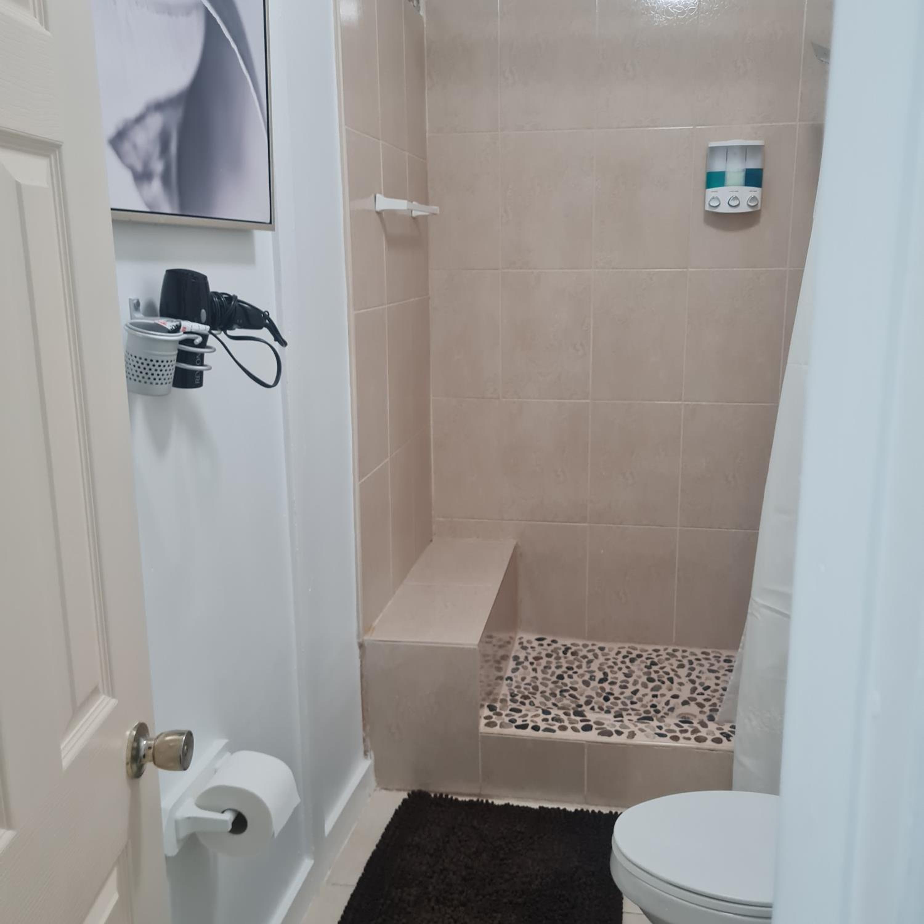 BELL At The Airport Suites Adults Only - Free Airport Transportation