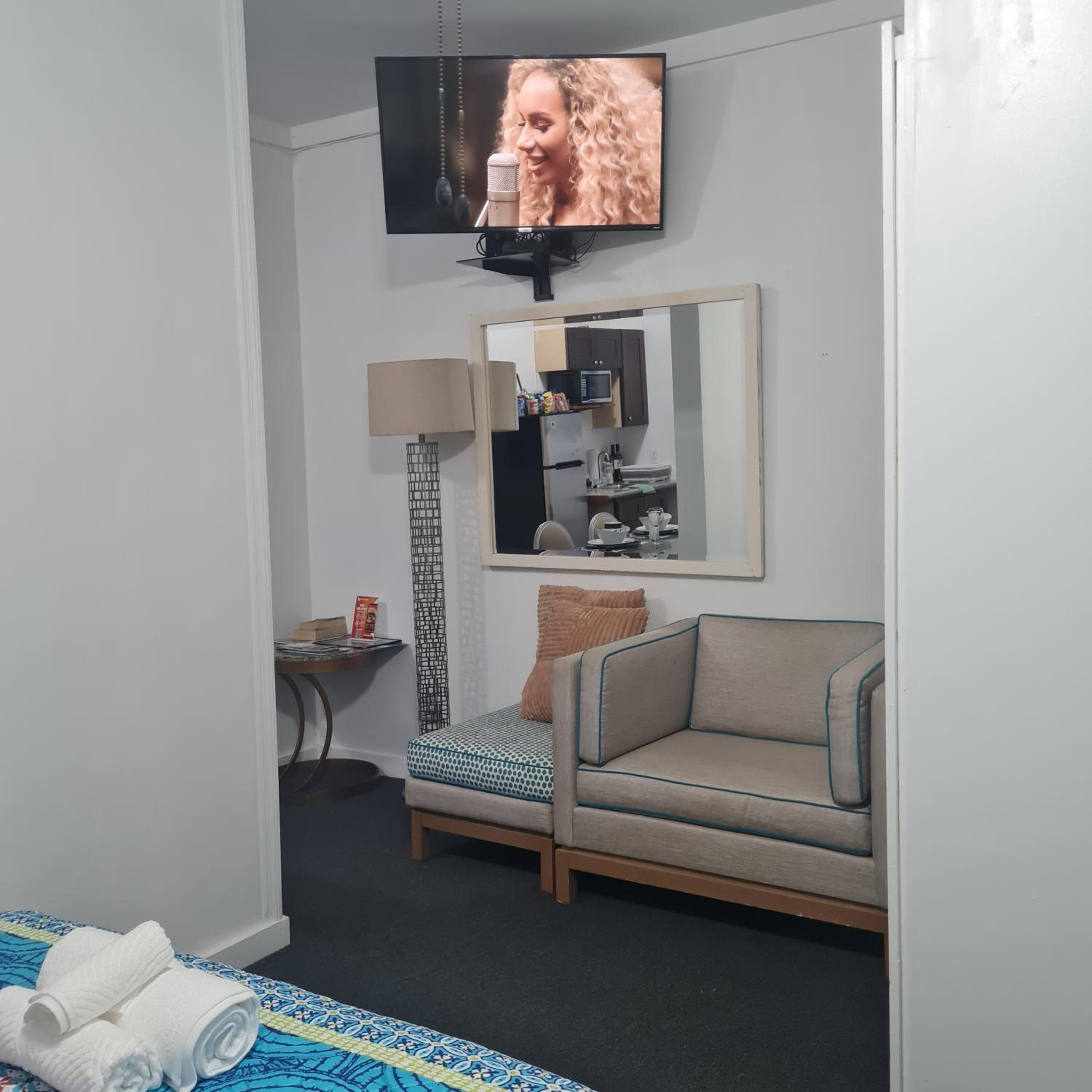 BELL At The Airport Suites Adults Only - Free Airport Transportation