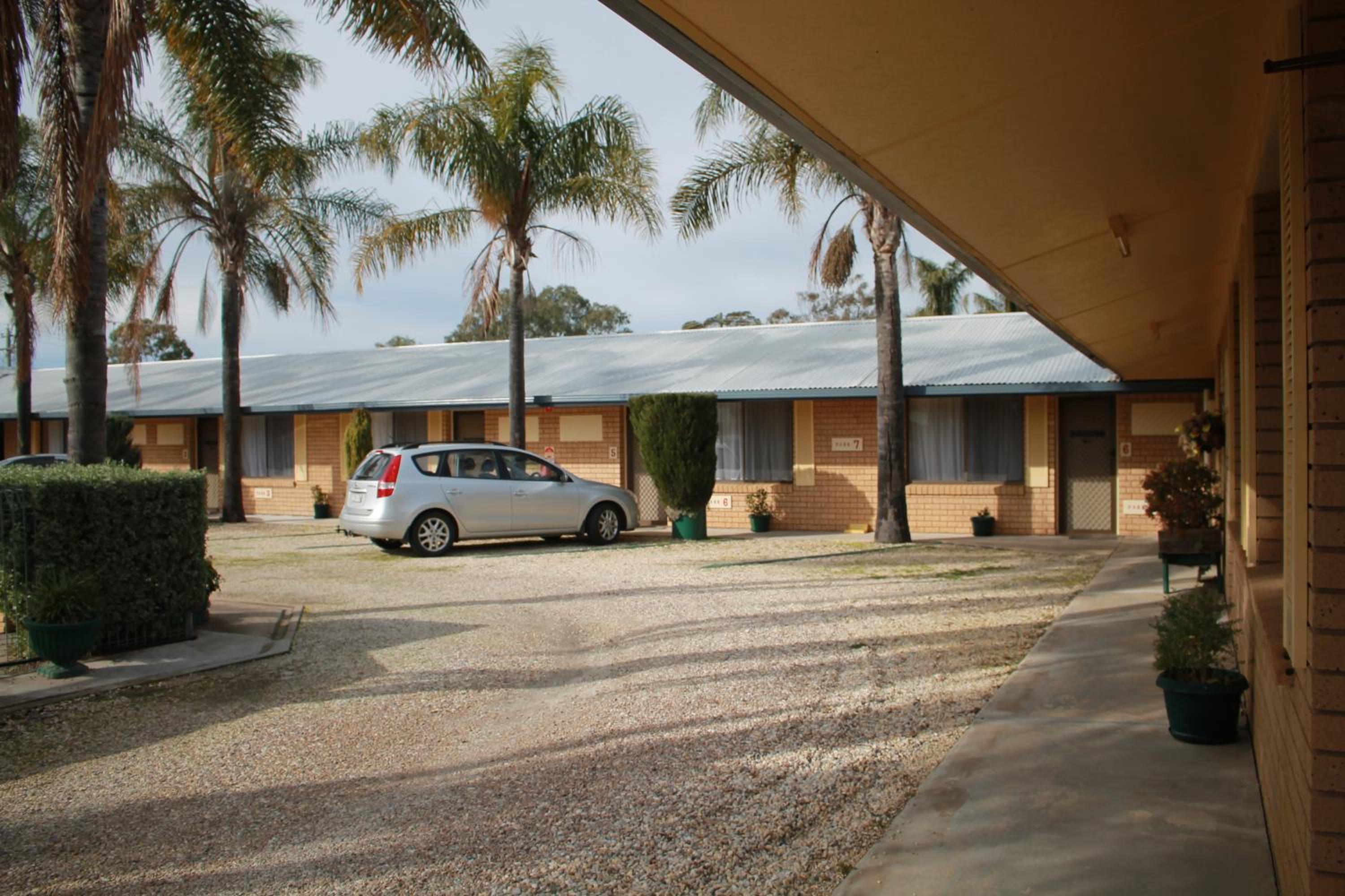 Lone Pine Motel