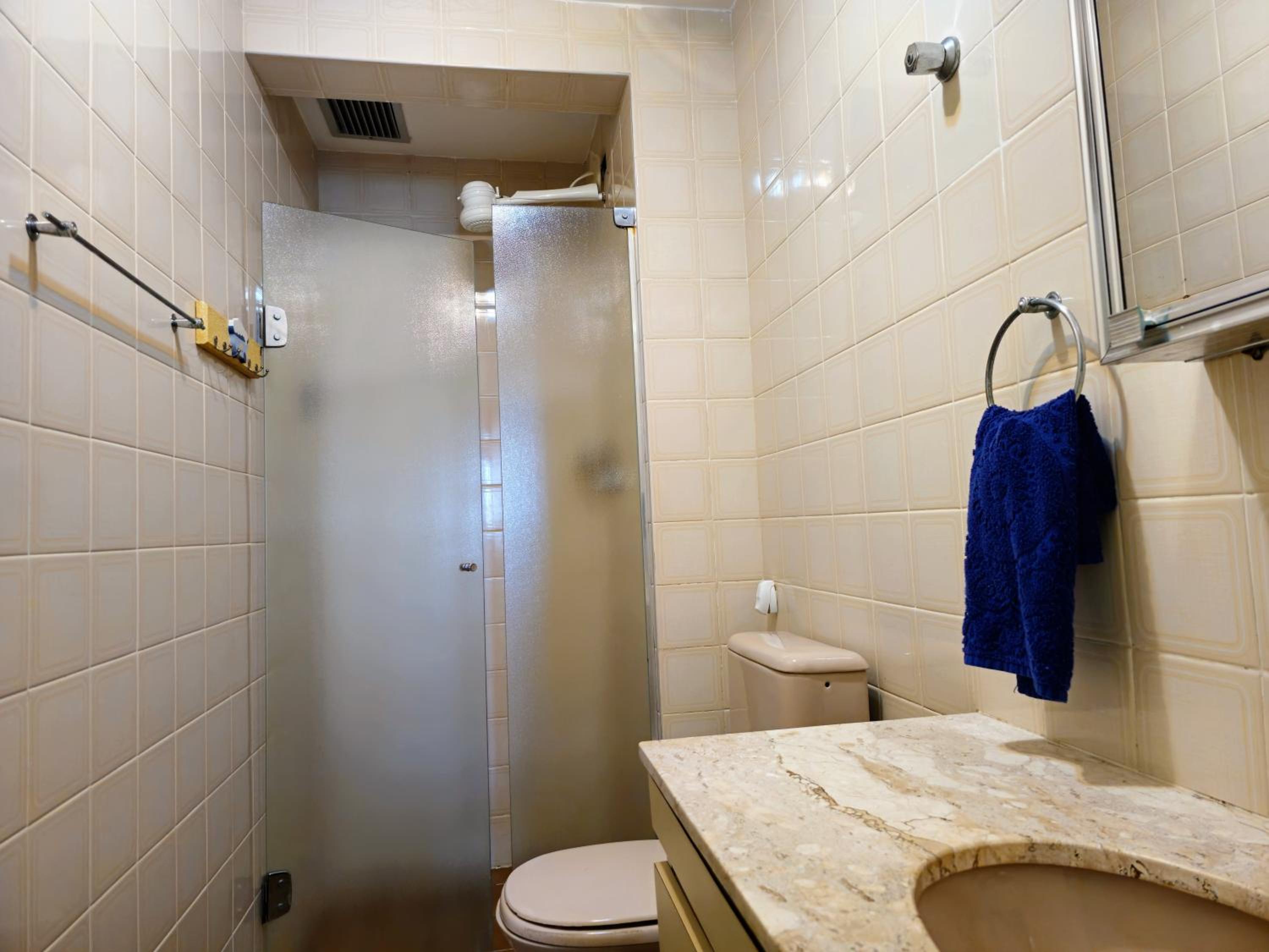 400 metros Praia das Pitangueiras - WiFi 350mb - 1 Suíte com ar condicionado & 2 quartos com ventilador - Sala Ampla - Varanda com vista do Mar - 2 Vagas d