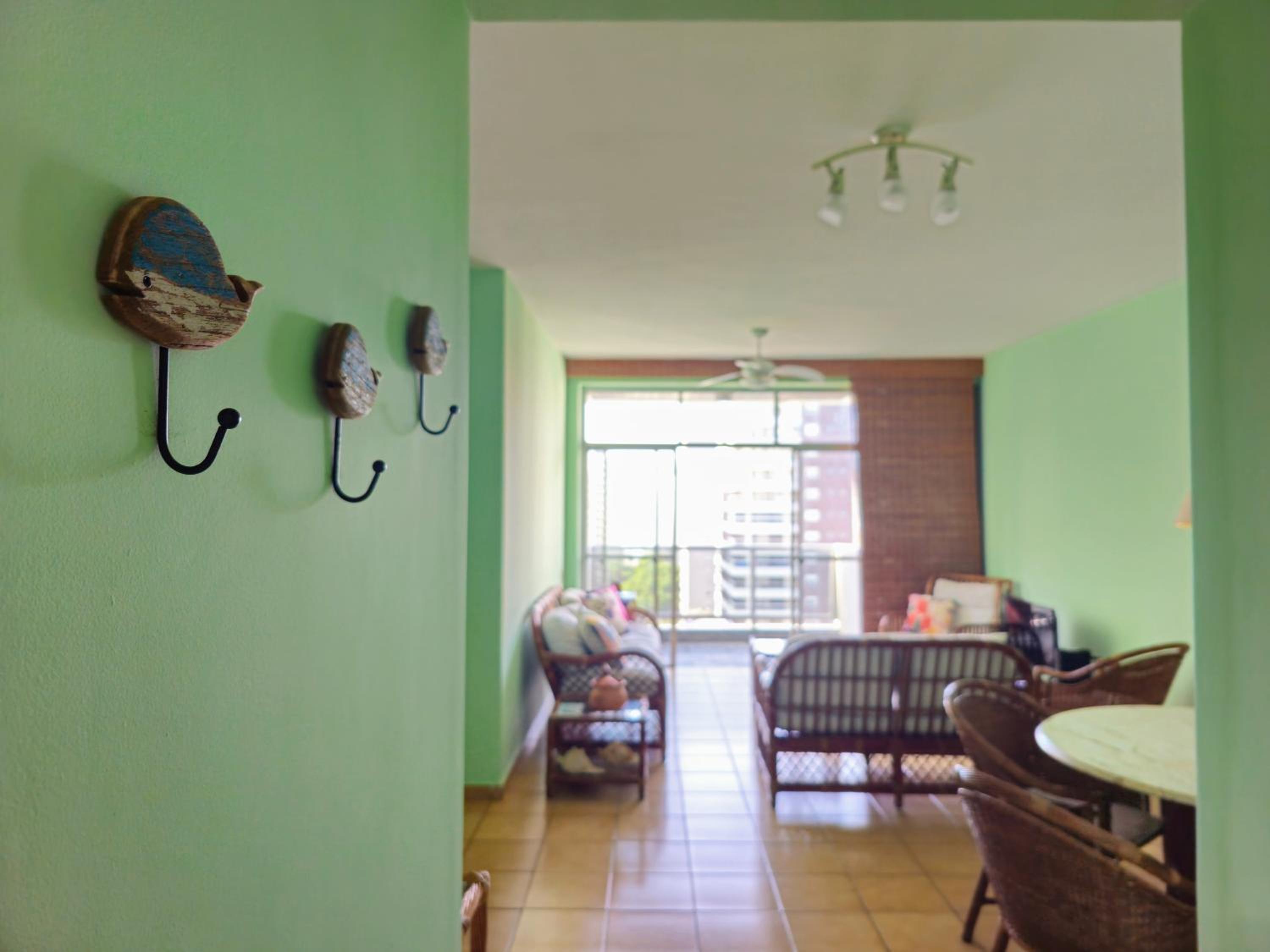 400 metros Praia das Pitangueiras - WiFi 350mb - 1 Suíte com ar condicionado & 2 quartos com ventilador - Sala Ampla - Varanda com vista do Mar - 2 Vagas d