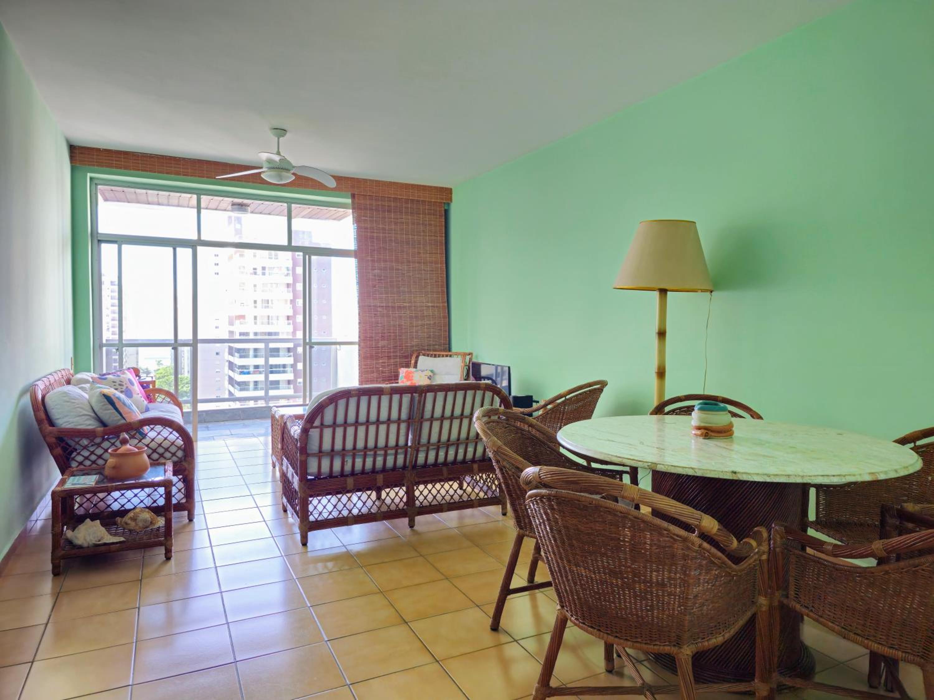 400 metros Praia das Pitangueiras - WiFi 350mb - 1 Suíte com ar condicionado & 2 quartos com ventilador - Sala Ampla - Varanda com vista do Mar - 2 Vagas d