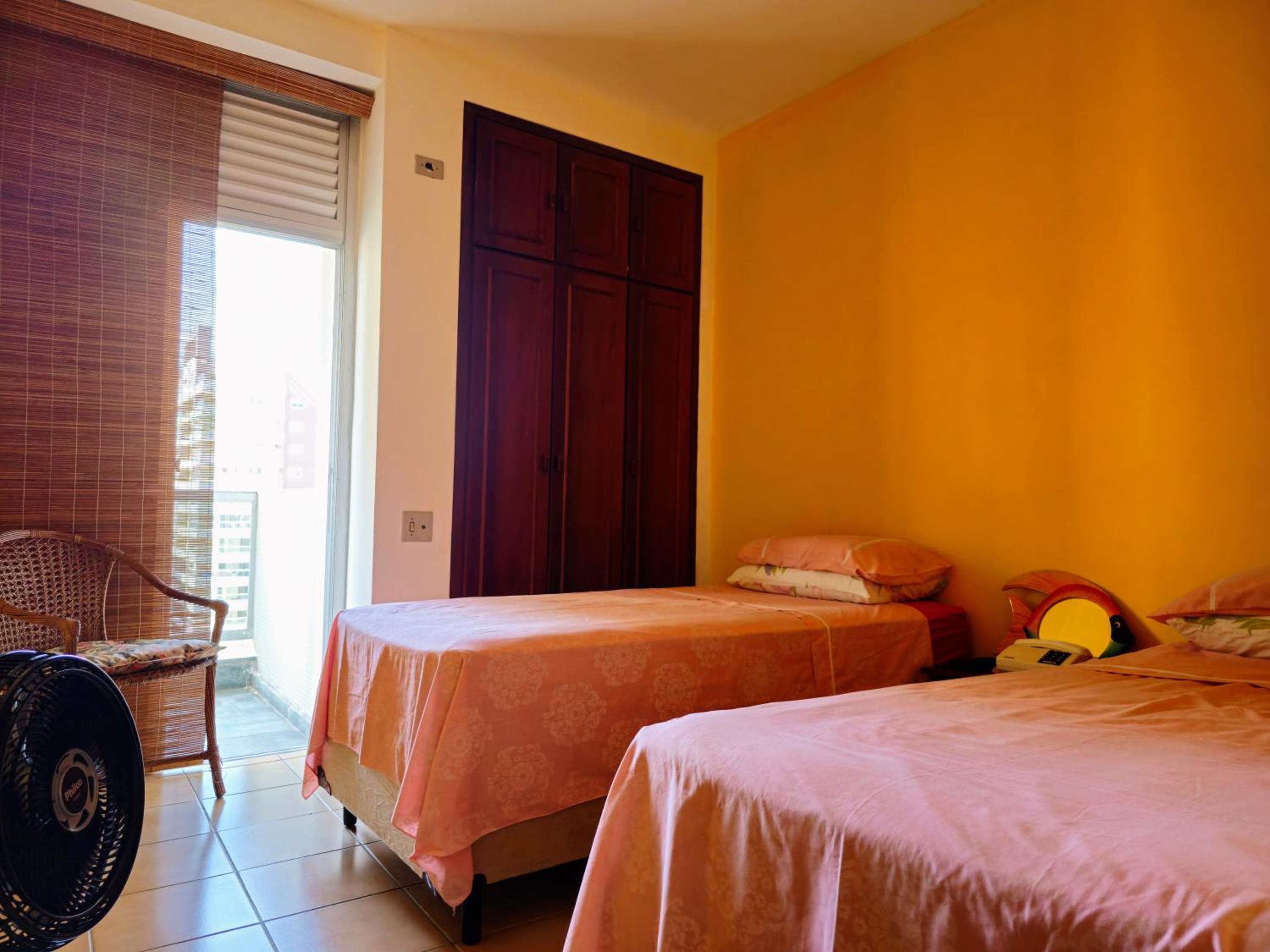 400 metros Praia das Pitangueiras - WiFi 350mb - 1 Suíte com ar condicionado & 2 quartos com ventilador - Sala Ampla - Varanda com vista do Mar - 2 Vagas d