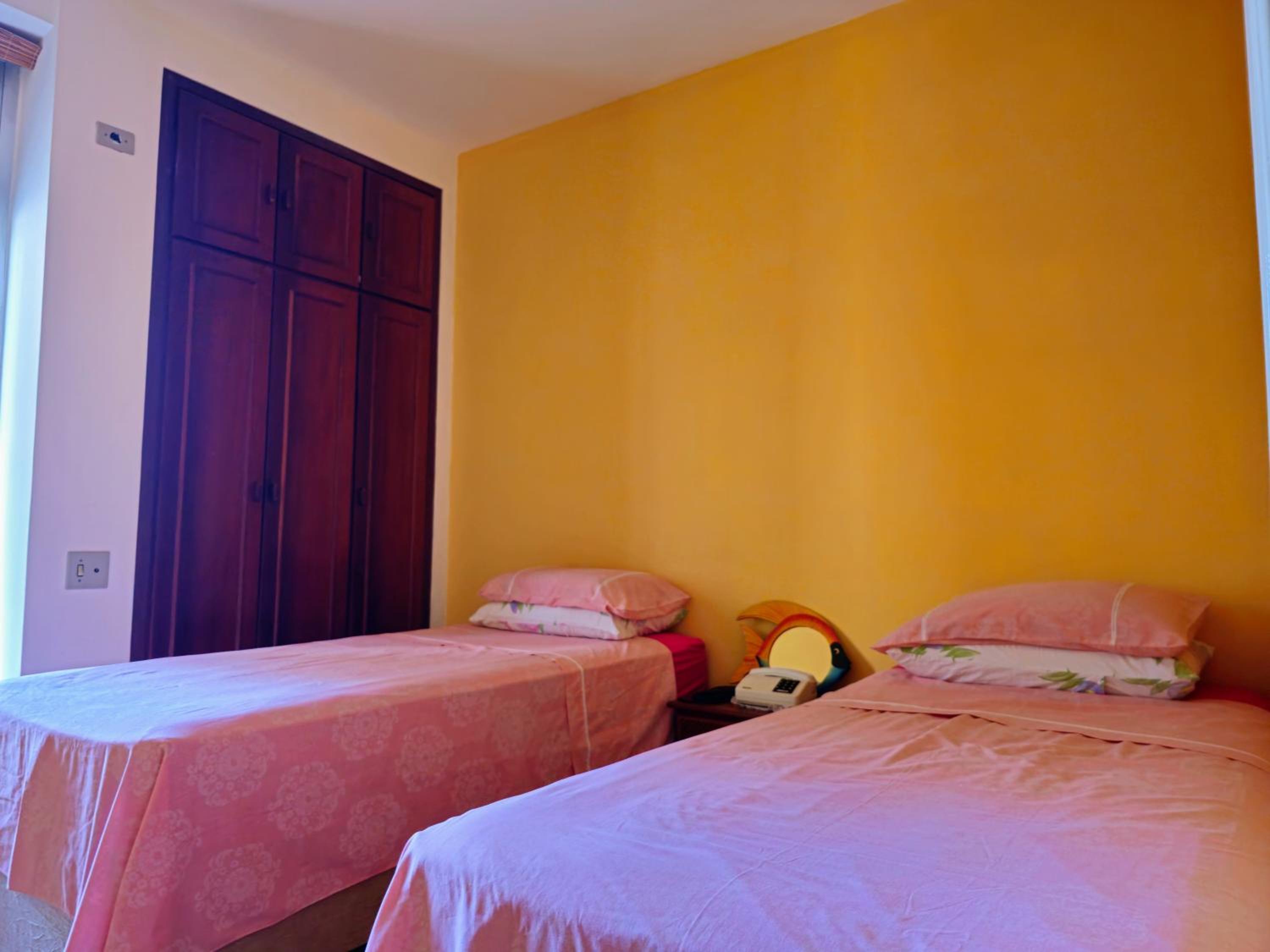 400 metros Praia das Pitangueiras - WiFi 350mb - 1 Suíte com ar condicionado & 2 quartos com ventilador - Sala Ampla - Varanda com vista do Mar - 2 Vagas d