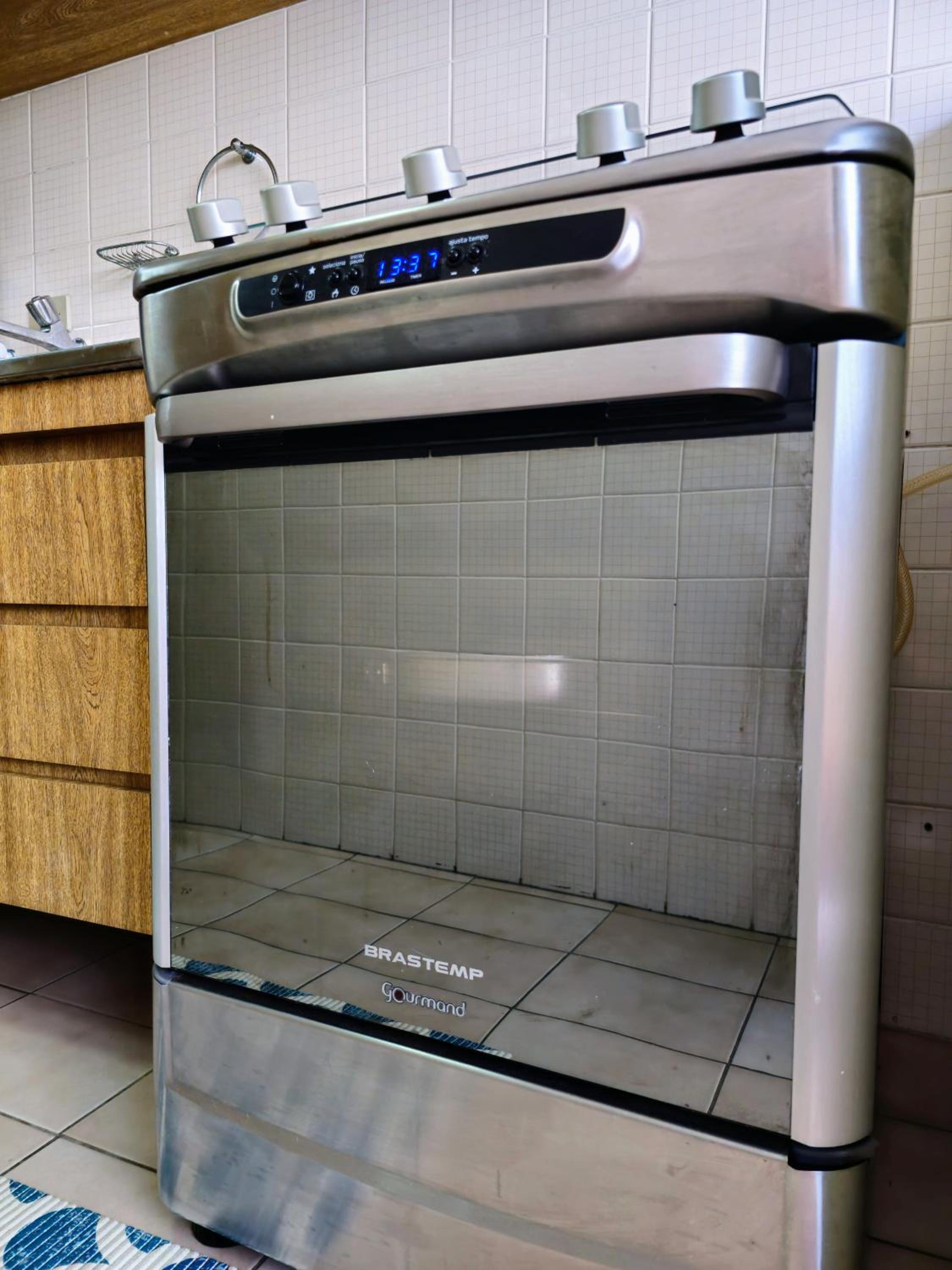 400 metros Praia das Pitangueiras - WiFi 350mb - 1 Suíte com ar condicionado & 2 quartos com ventilador - Sala Ampla - Varanda com vista do Mar - 2 Vagas d