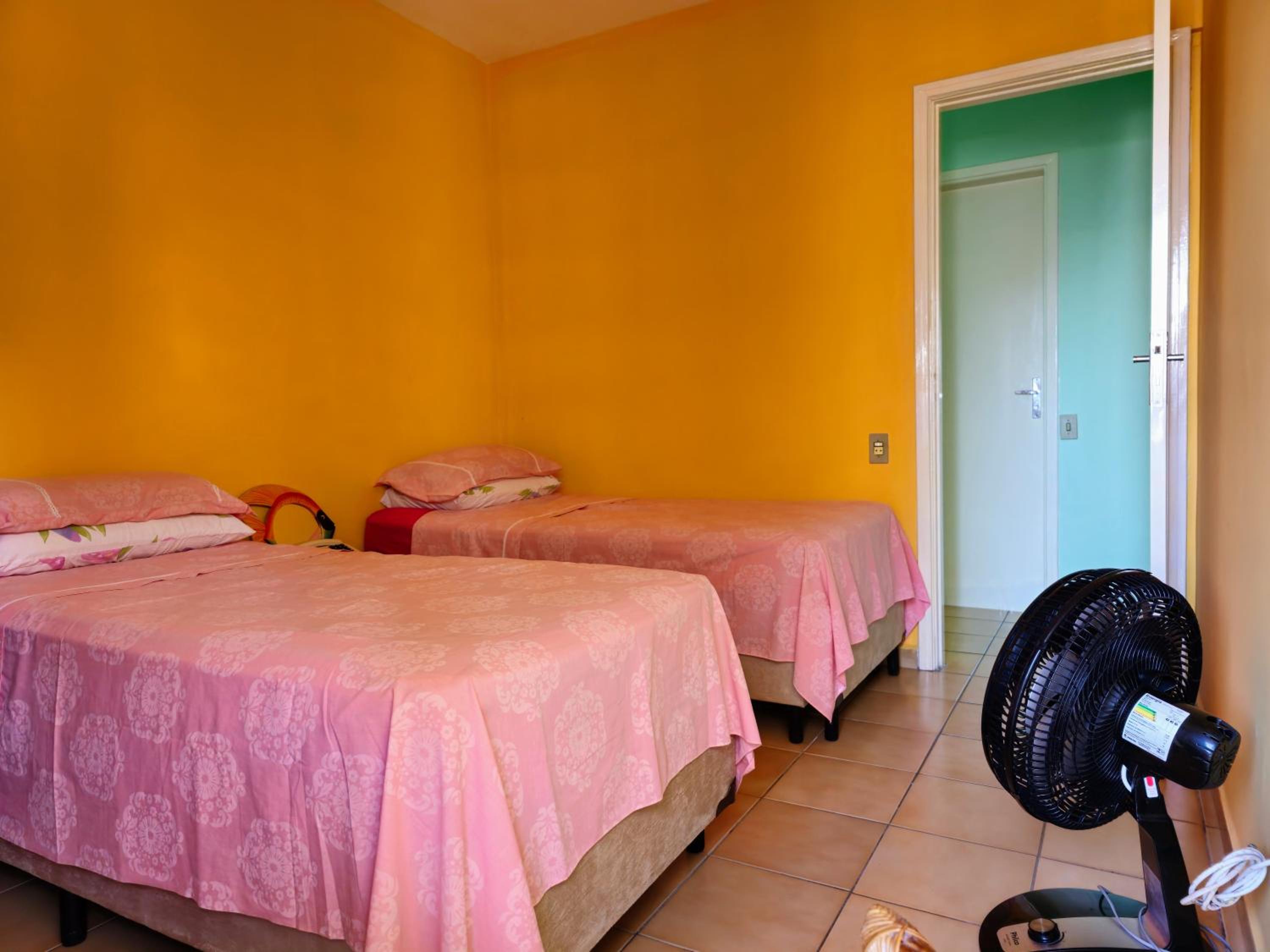 400 metros Praia das Pitangueiras - WiFi 350mb - 1 Suíte com ar condicionado & 2 quartos com ventilador - Sala Ampla - Varanda com vista do Mar - 2 Vagas d