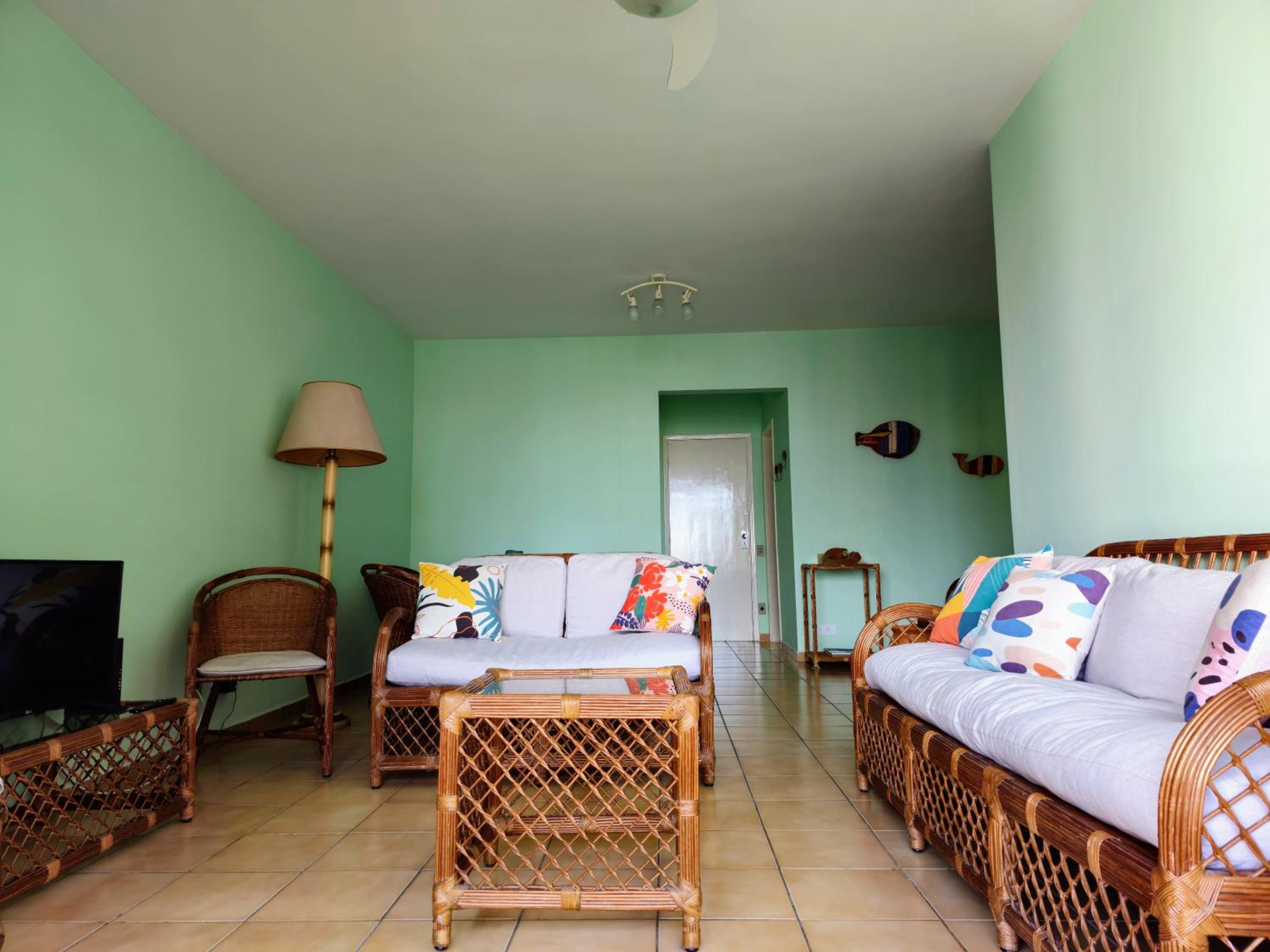 400 metros Praia das Pitangueiras - WiFi 350mb - 1 Suíte com ar condicionado & 2 quartos com ventilador - Sala Ampla - Varanda com vista do Mar - 2 Vagas d