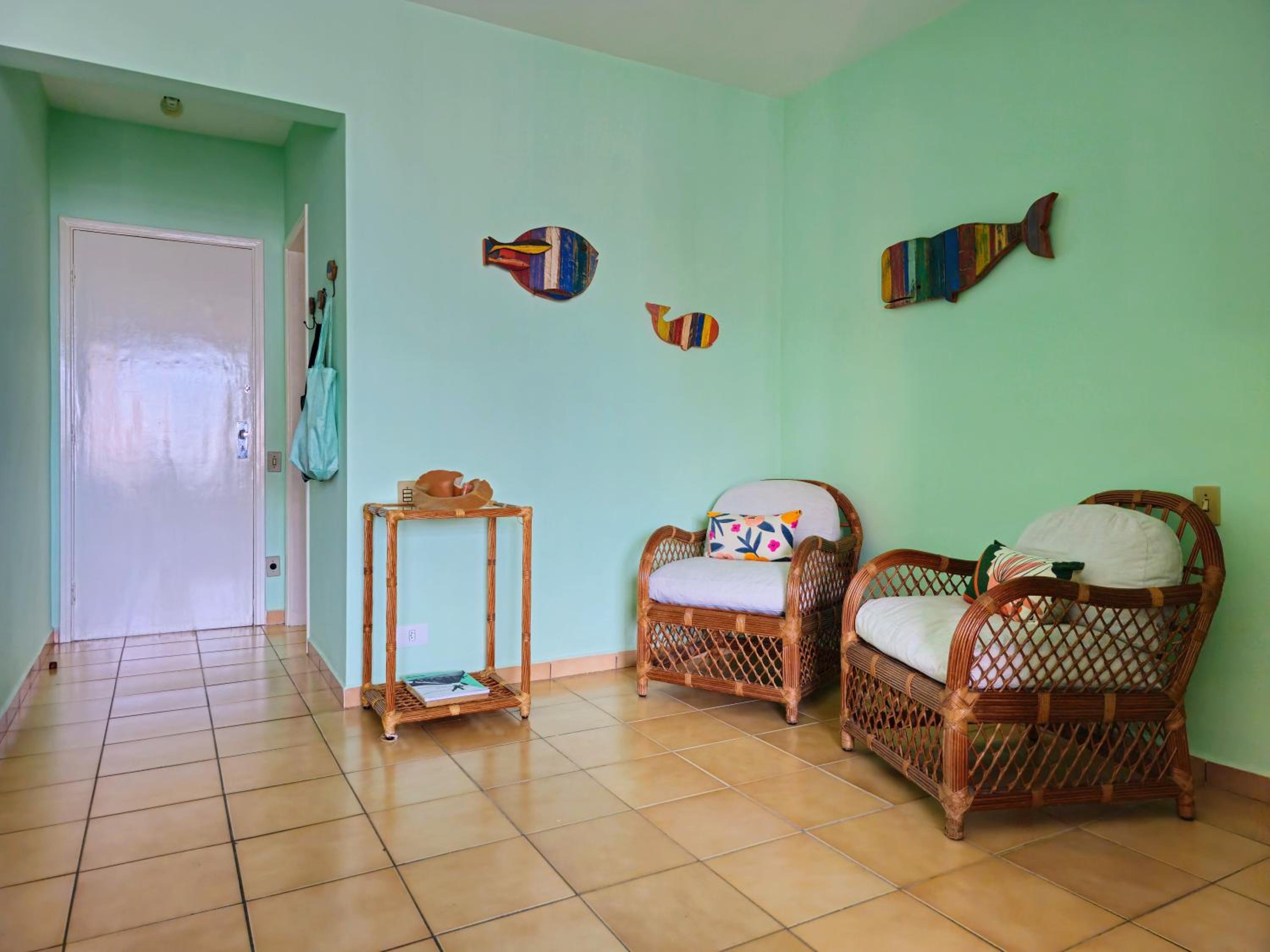 400 metros Praia das Pitangueiras - WiFi 350mb - 1 Suíte com ar condicionado & 2 quartos com ventilador - Sala Ampla - Varanda com vista do Mar - 2 Vagas d