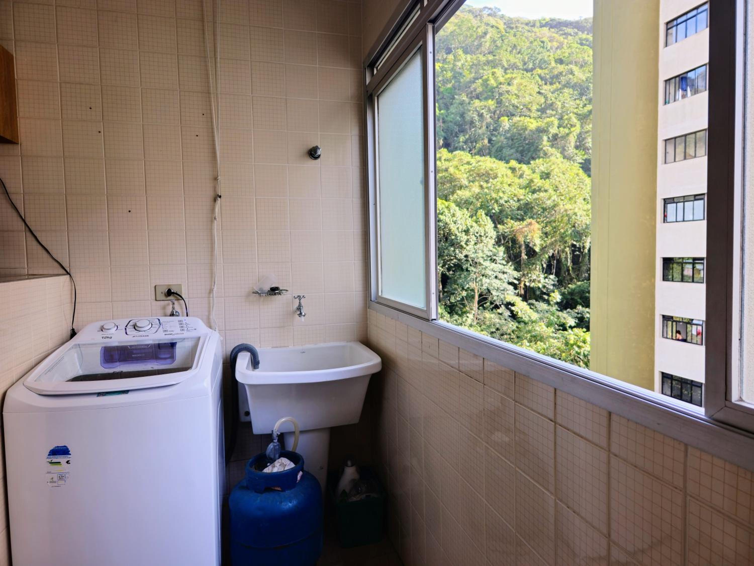 400 metros Praia das Pitangueiras - WiFi 350mb - 1 Suíte com ar condicionado & 2 quartos com ventilador - Sala Ampla - Varanda com vista do Mar - 2 Vagas d