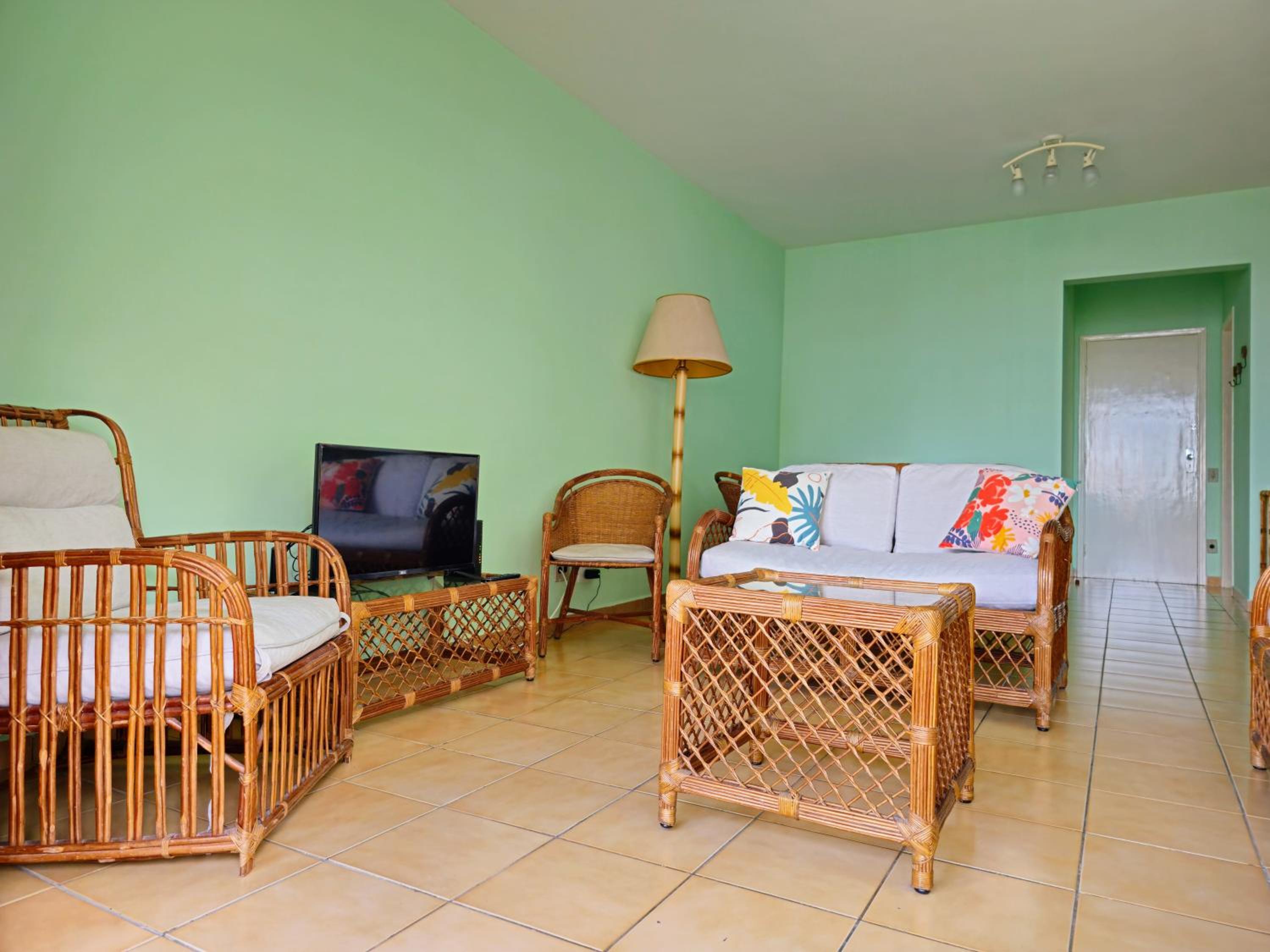 400 metros Praia das Pitangueiras - WiFi 350mb - 1 Suíte com ar condicionado & 2 quartos com ventilador - Sala Ampla - Varanda com vista do Mar - 2 Vagas d