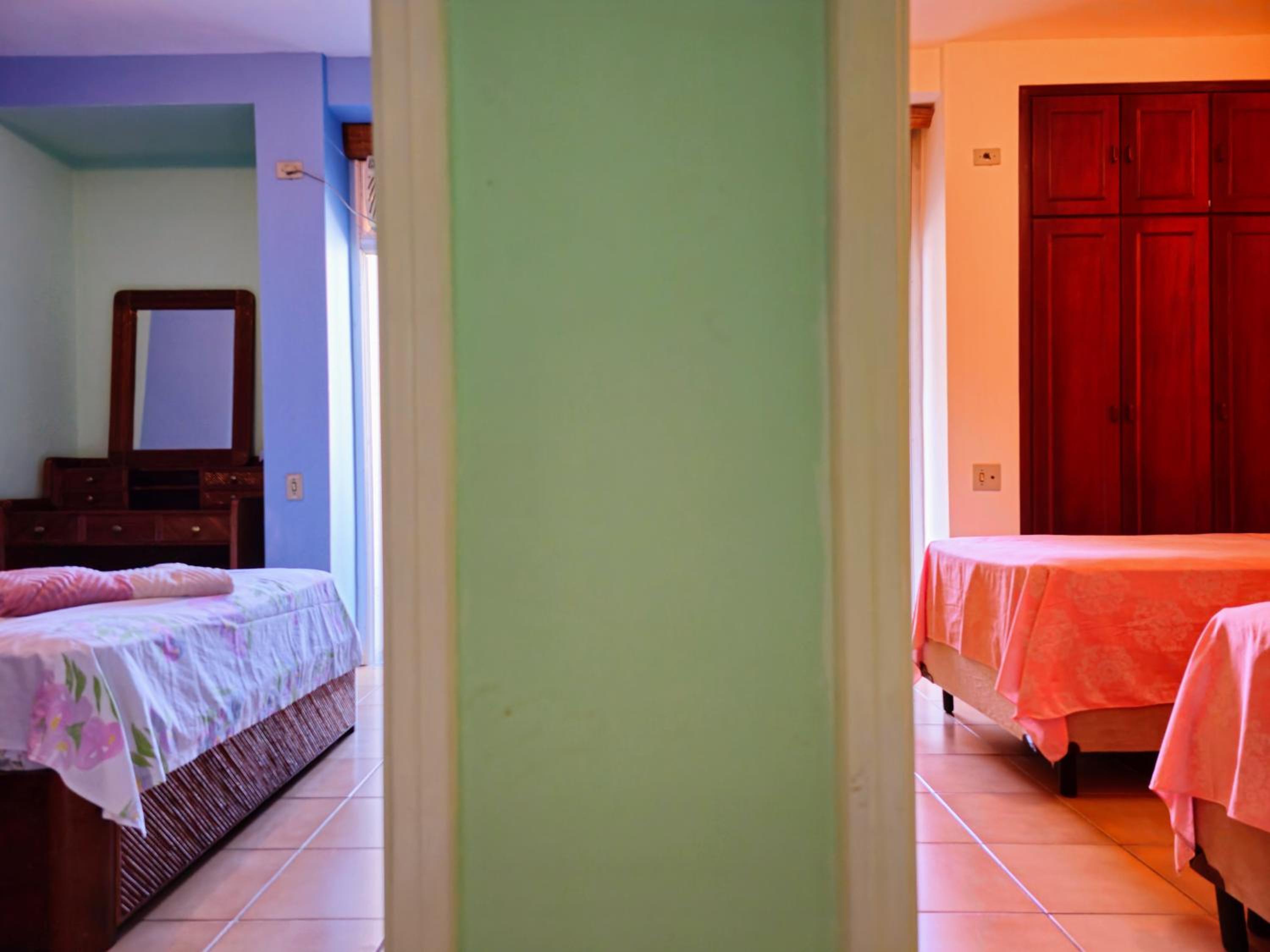 400 metros Praia das Pitangueiras - WiFi 350mb - 1 Suíte com ar condicionado & 2 quartos com ventilador - Sala Ampla - Varanda com vista do Mar - 2 Vagas d