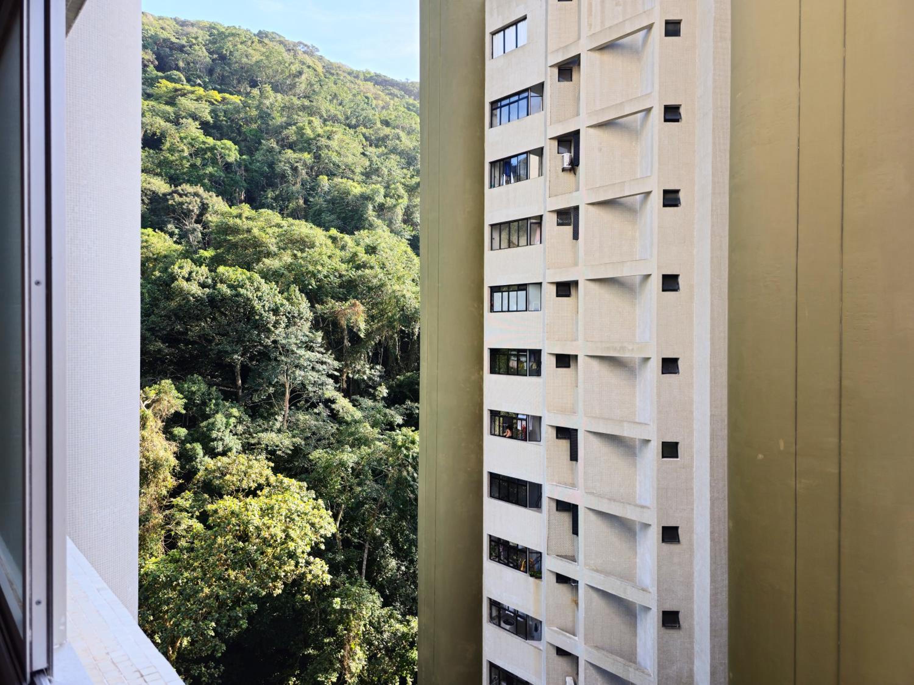 400 metros Praia das Pitangueiras - WiFi 350mb - 1 Suíte com ar condicionado & 2 quartos com ventilador - Sala Ampla - Varanda com vista do Mar - 2 Vagas d