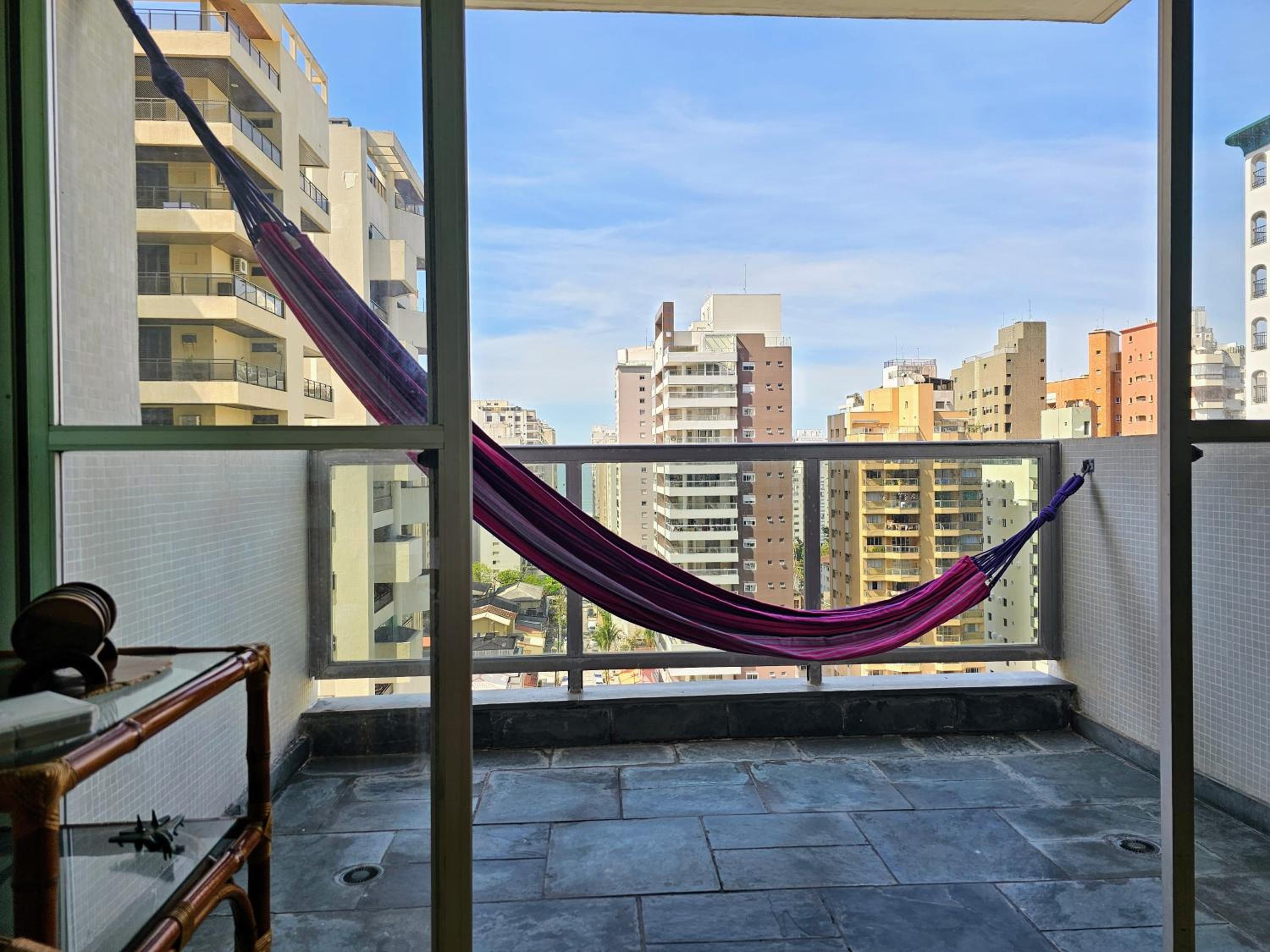 400 metros Praia das Pitangueiras - WiFi 350mb - 1 Suíte com ar condicionado & 2 quartos com ventilador - Sala Ampla - Varanda com vista do Mar - 2 Vagas d