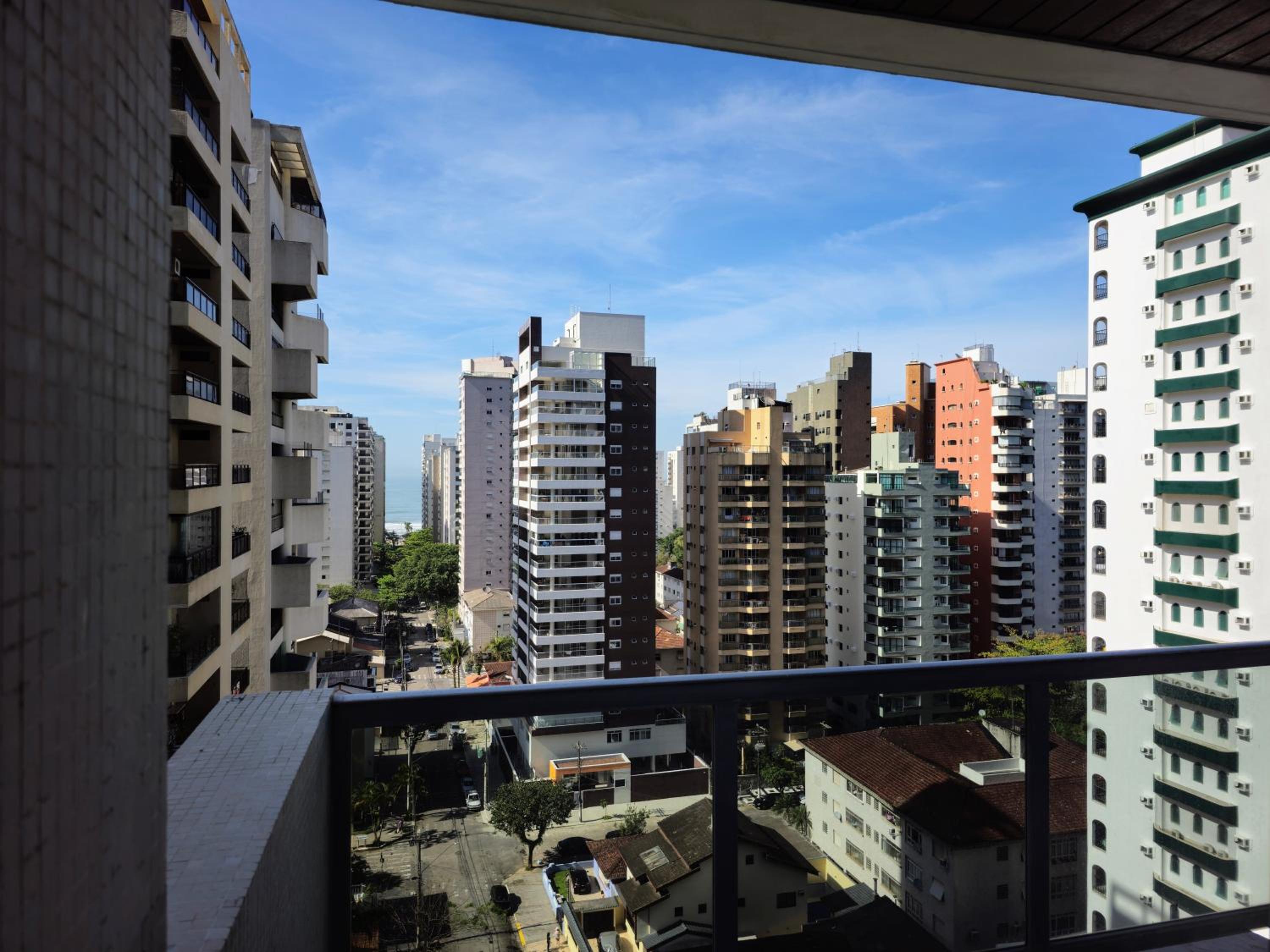 400 metros Praia das Pitangueiras - WiFi 350mb - 1 Suíte com ar condicionado & 2 quartos com ventilador - Sala Ampla - Varanda com vista do Mar - 2 Vagas d