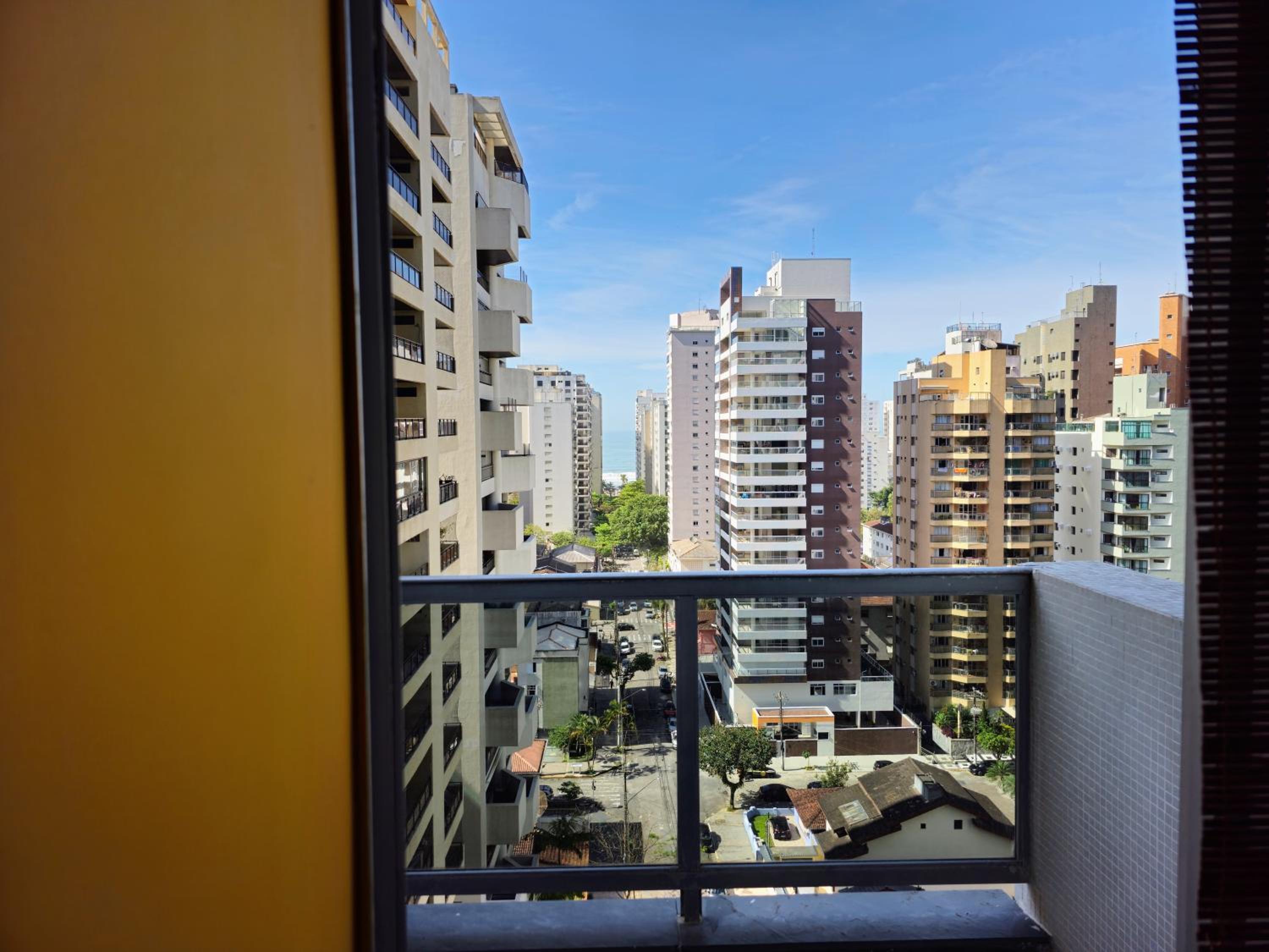 400 metros Praia das Pitangueiras - WiFi 350mb - 1 Suíte com ar condicionado & 2 quartos com ventilador - Sala Ampla - Varanda com vista do Mar - 2 Vagas d
