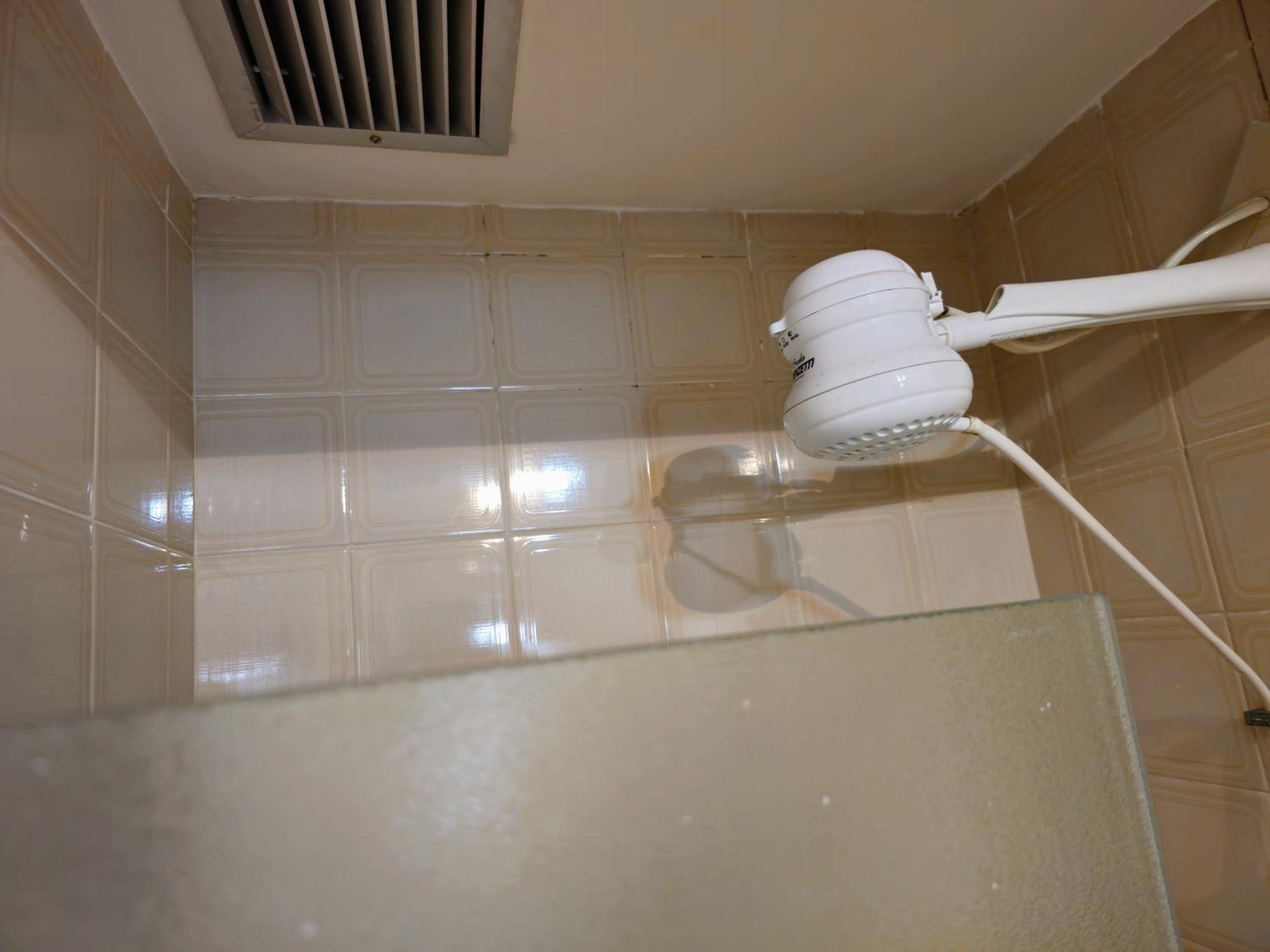 400 metros Praia das Pitangueiras - WiFi 350mb - 1 Suíte com ar condicionado & 2 quartos com ventilador - Sala Ampla - Varanda com vista do Mar - 2 Vagas d
