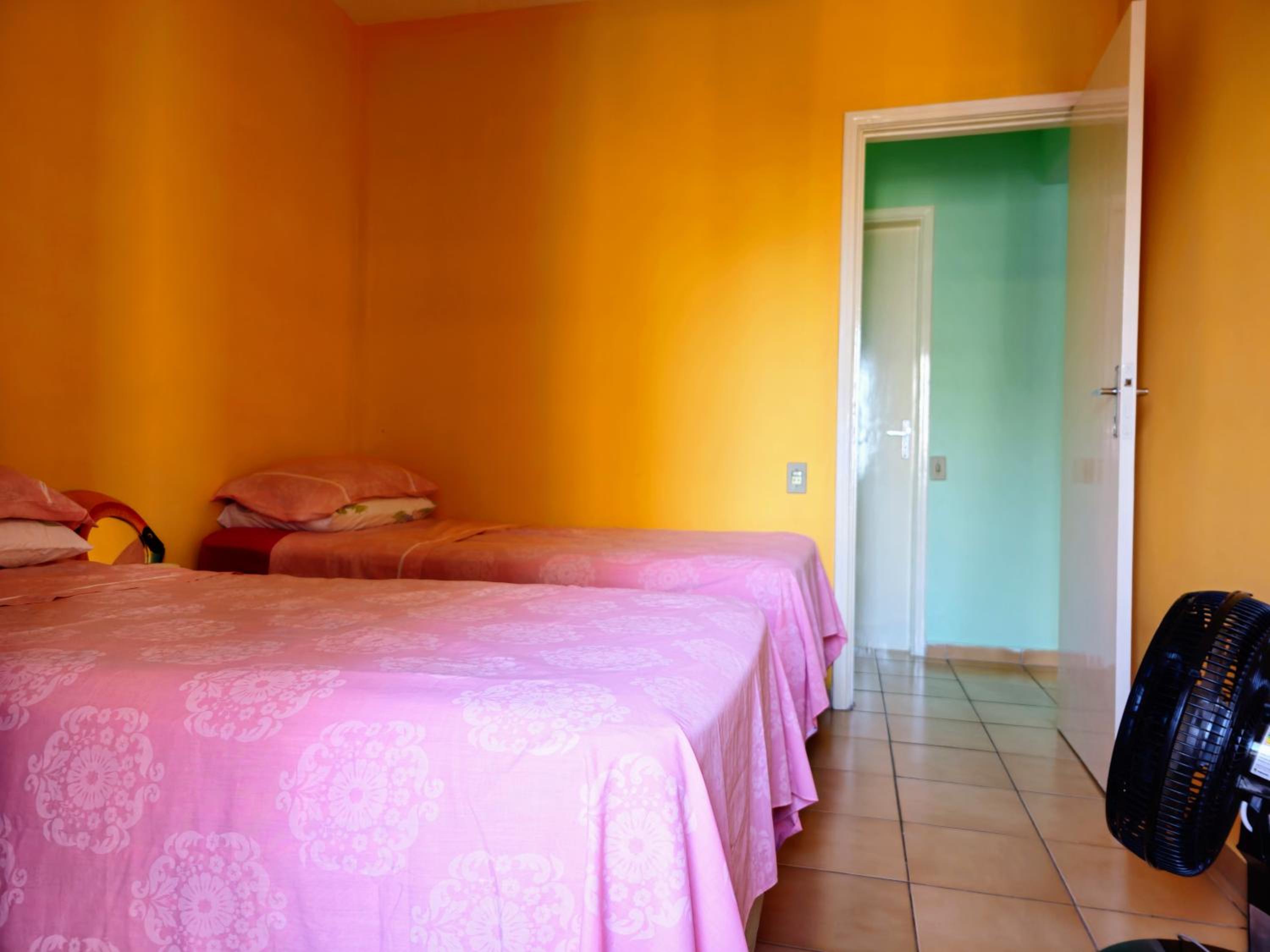 400 metros Praia das Pitangueiras - WiFi 350mb - 1 Suíte com ar condicionado & 2 quartos com ventilador - Sala Ampla - Varanda com vista do Mar - 2 Vagas d
