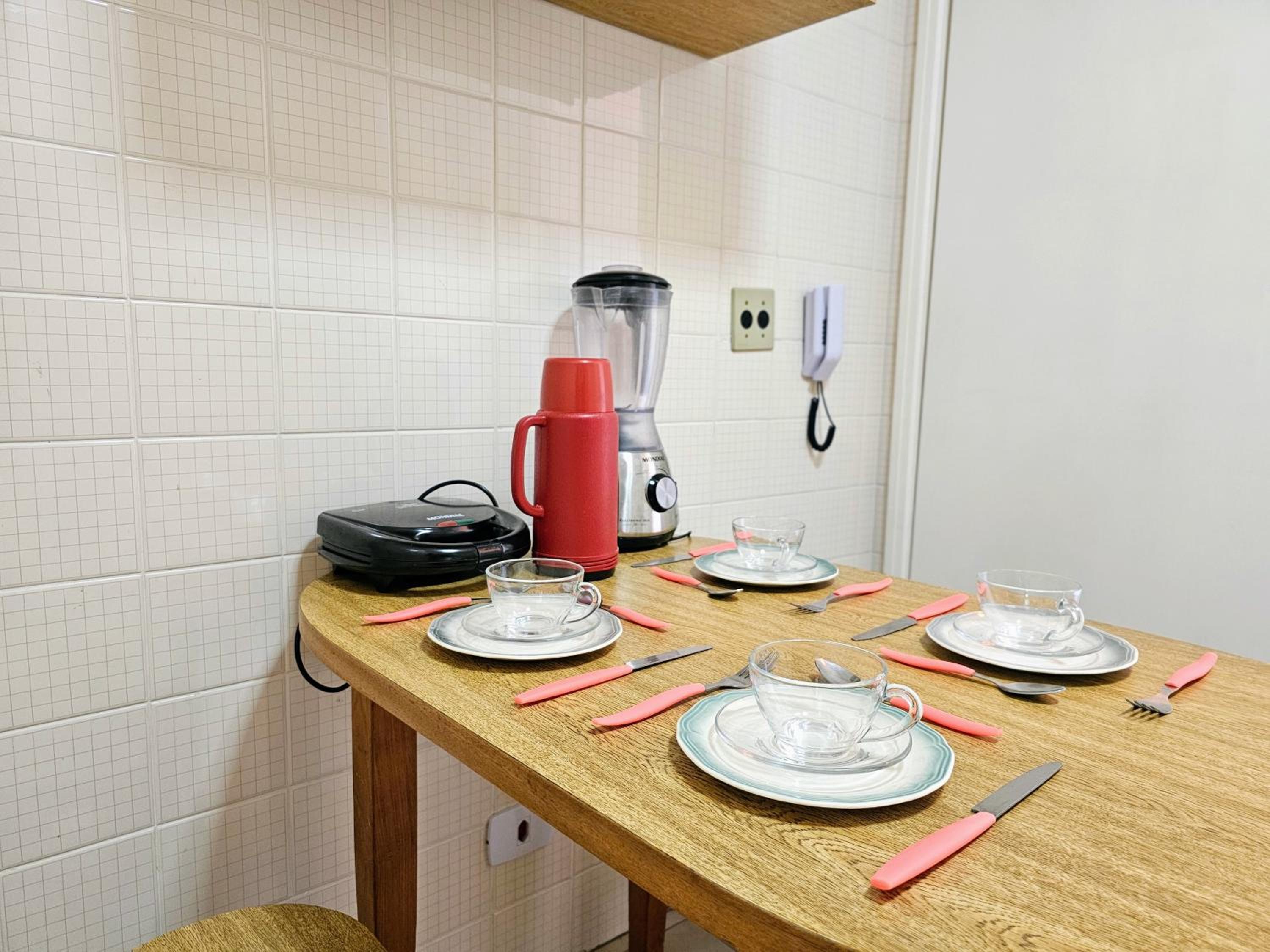 400 metros Praia das Pitangueiras - WiFi 350mb - 1 Suíte com ar condicionado & 2 quartos com ventilador - Sala Ampla - Varanda com vista do Mar - 2 Vagas d