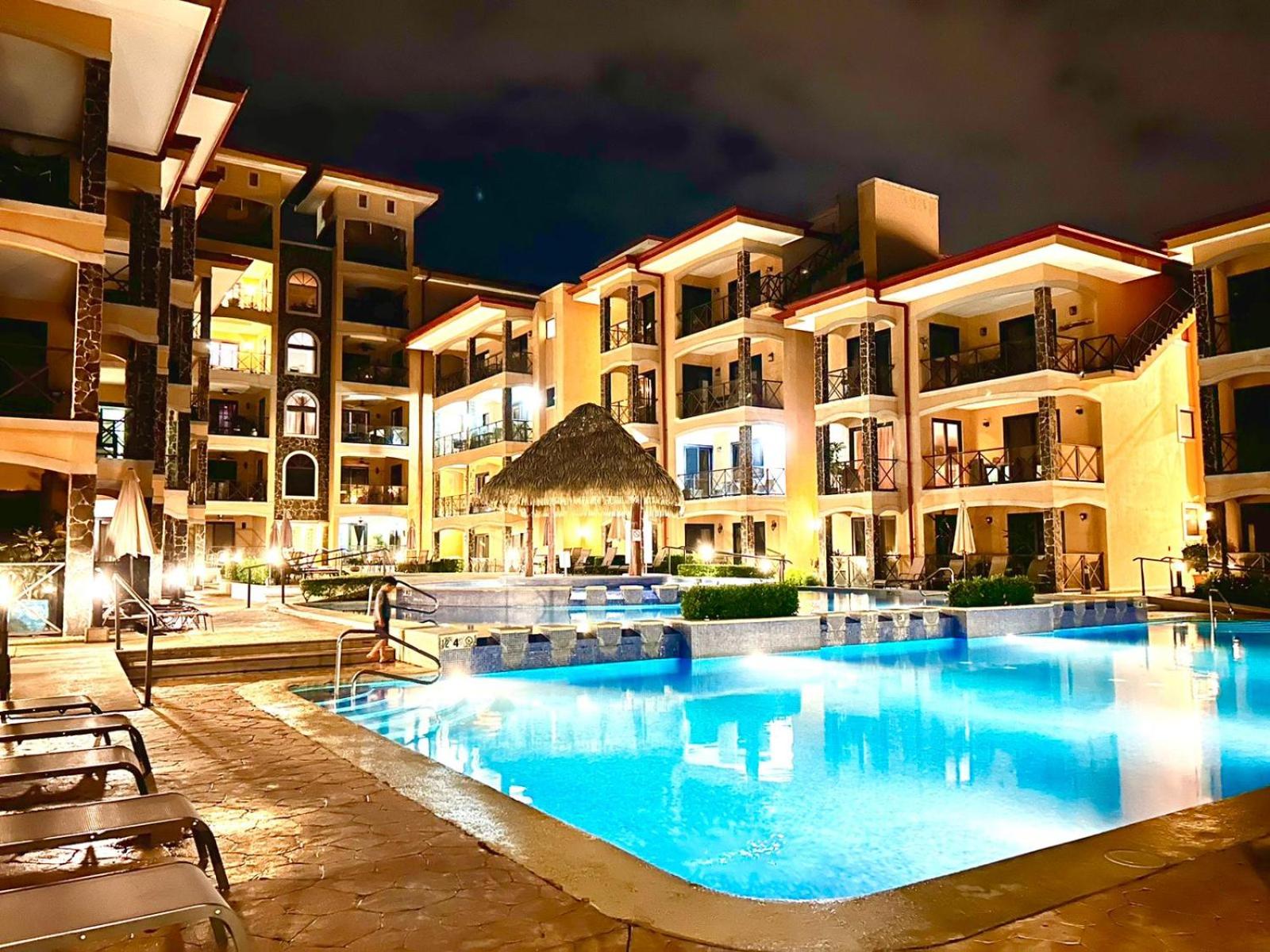 Apartamento de Lujo en Playa Jacó, Frente al Mar, Wifi, AC, Parqueo Privado y Piscinas