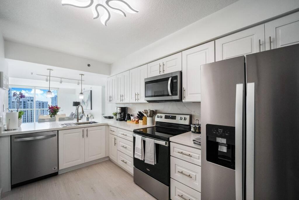 *Luxury Brickell High Rise Condo City/Ocean Views*