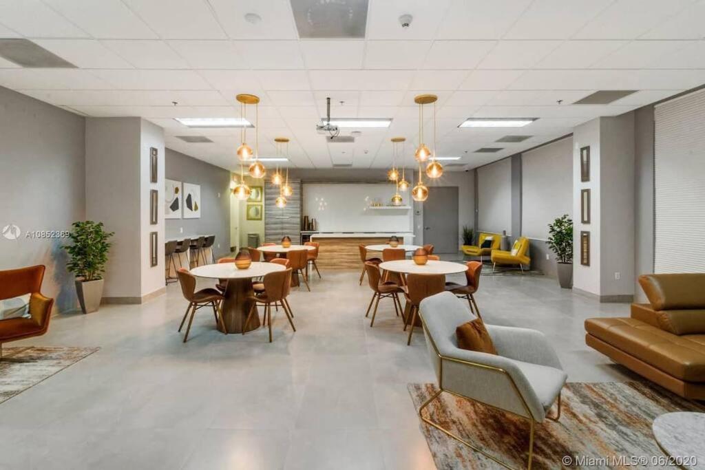 *Luxury Brickell High Rise Condo City/Ocean Views*