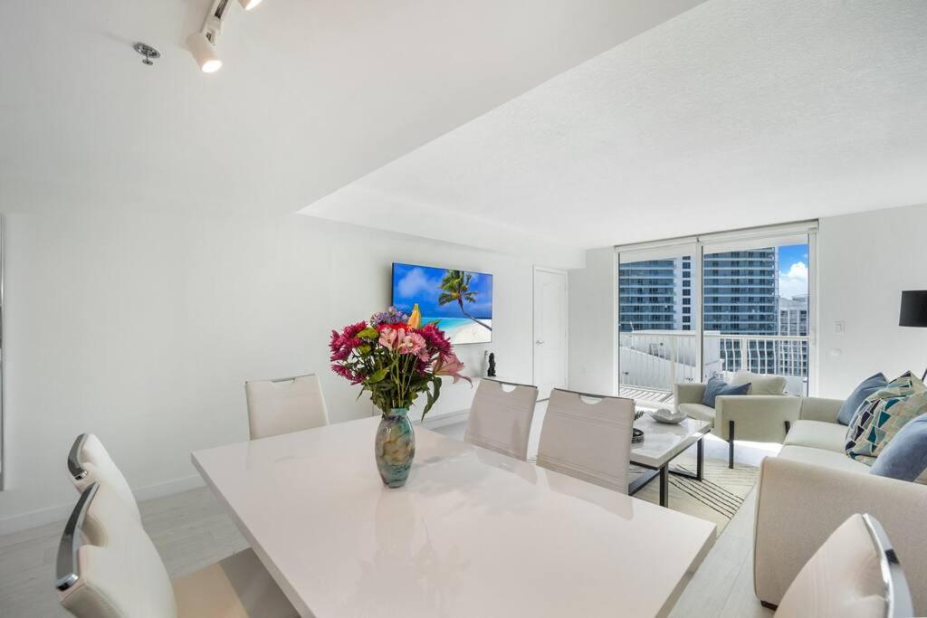 *Luxury Brickell High Rise Condo City/Ocean Views*