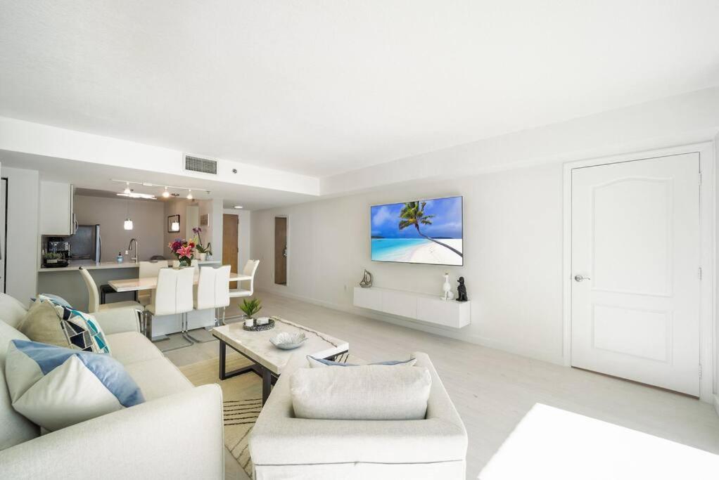 *Luxury Brickell High Rise Condo City/Ocean Views*