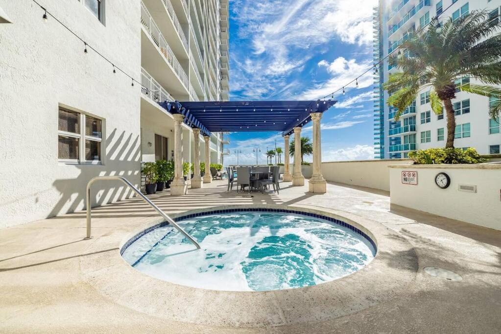 *Luxury Brickell High Rise Condo City/Ocean Views*