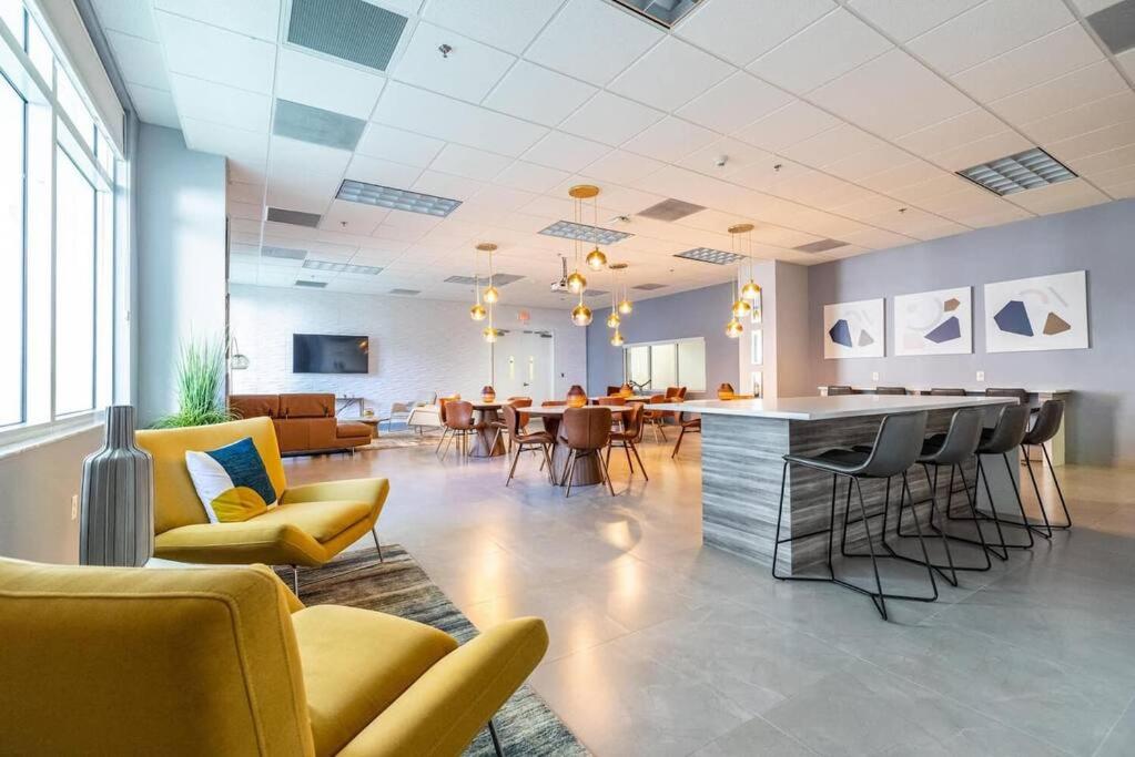 *Luxury Brickell High Rise Condo City/Ocean Views*