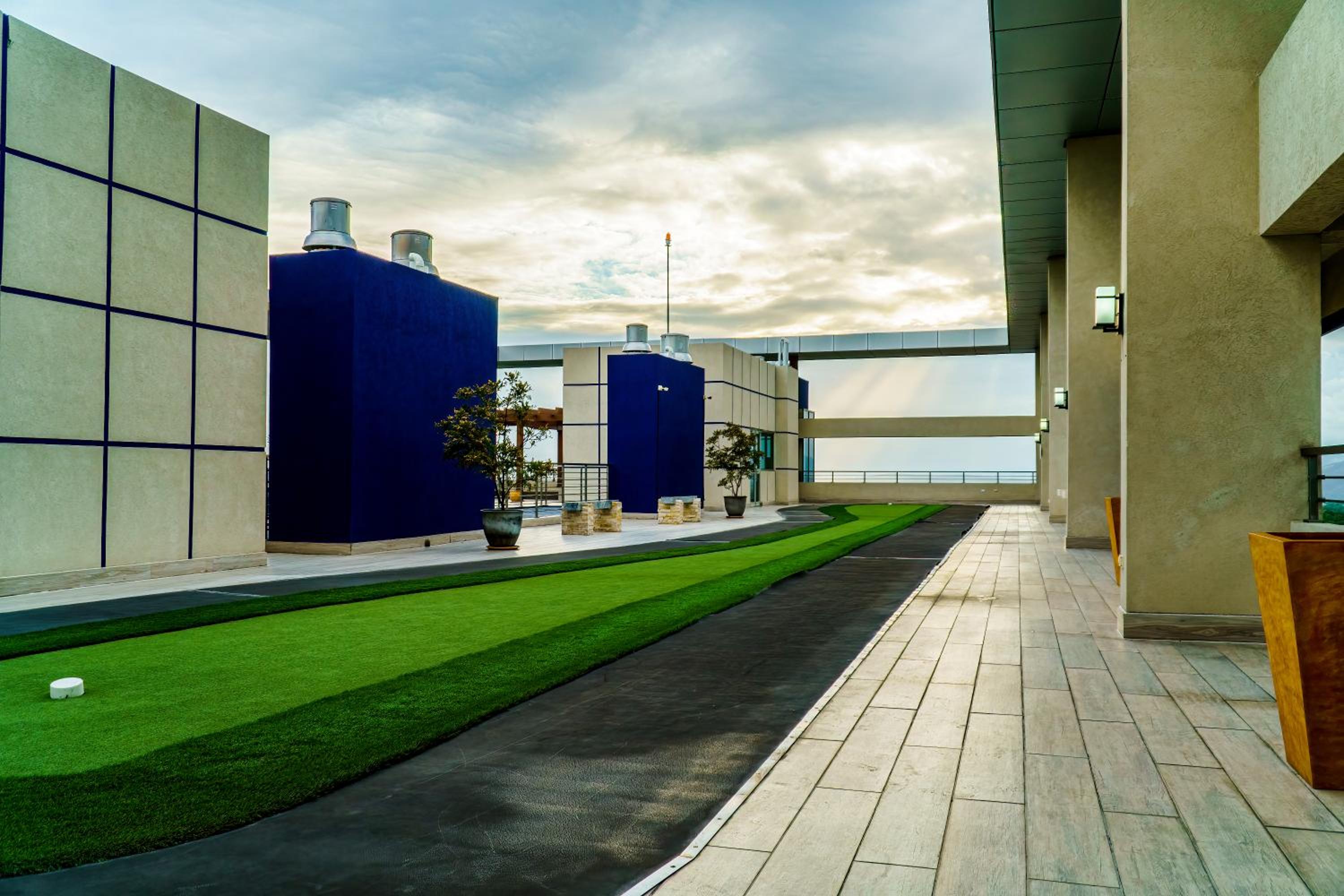 Luxury Kingston Apt - Pool & free parking 20 south