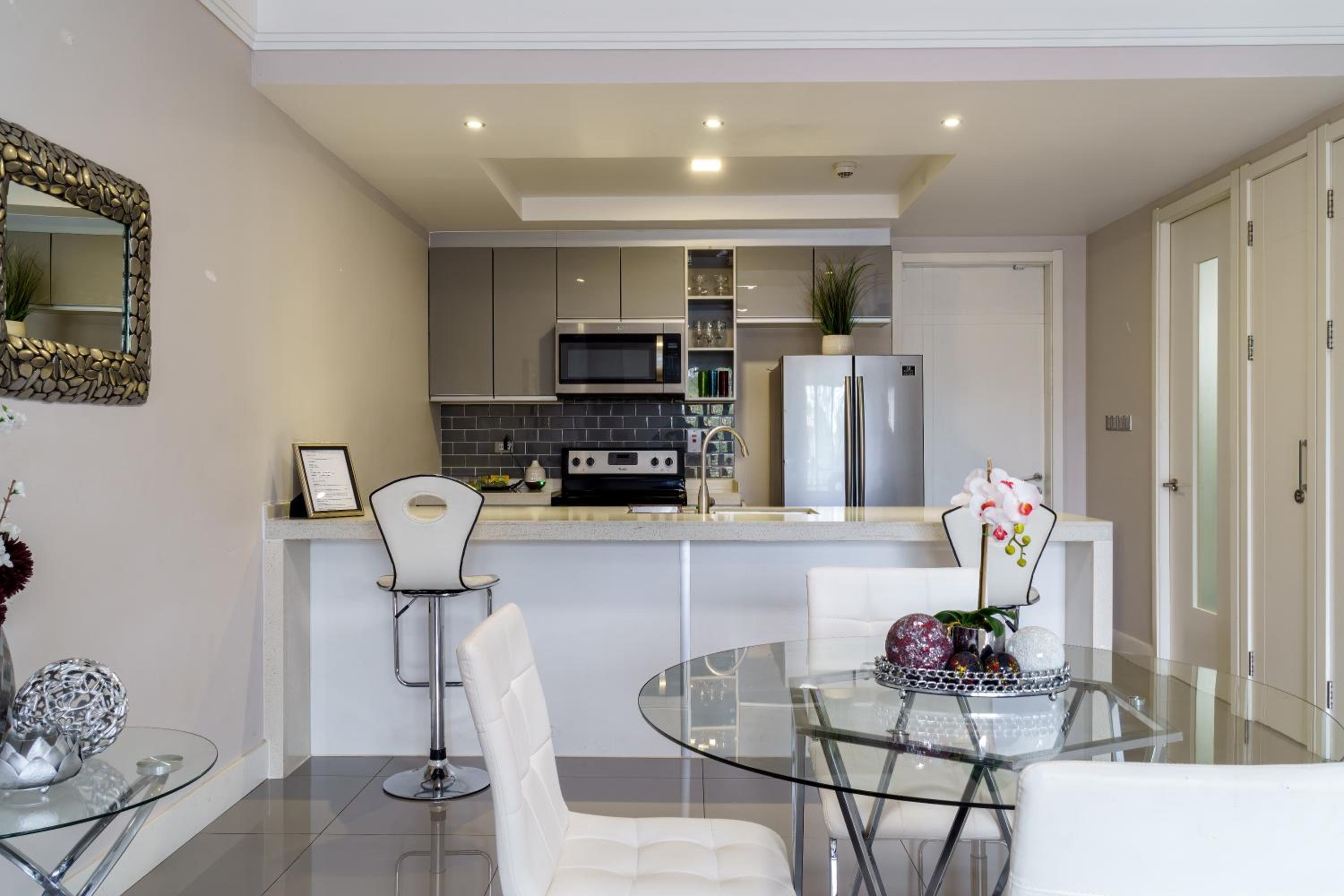 Luxury Kingston Apt - Pool & free parking 20 south