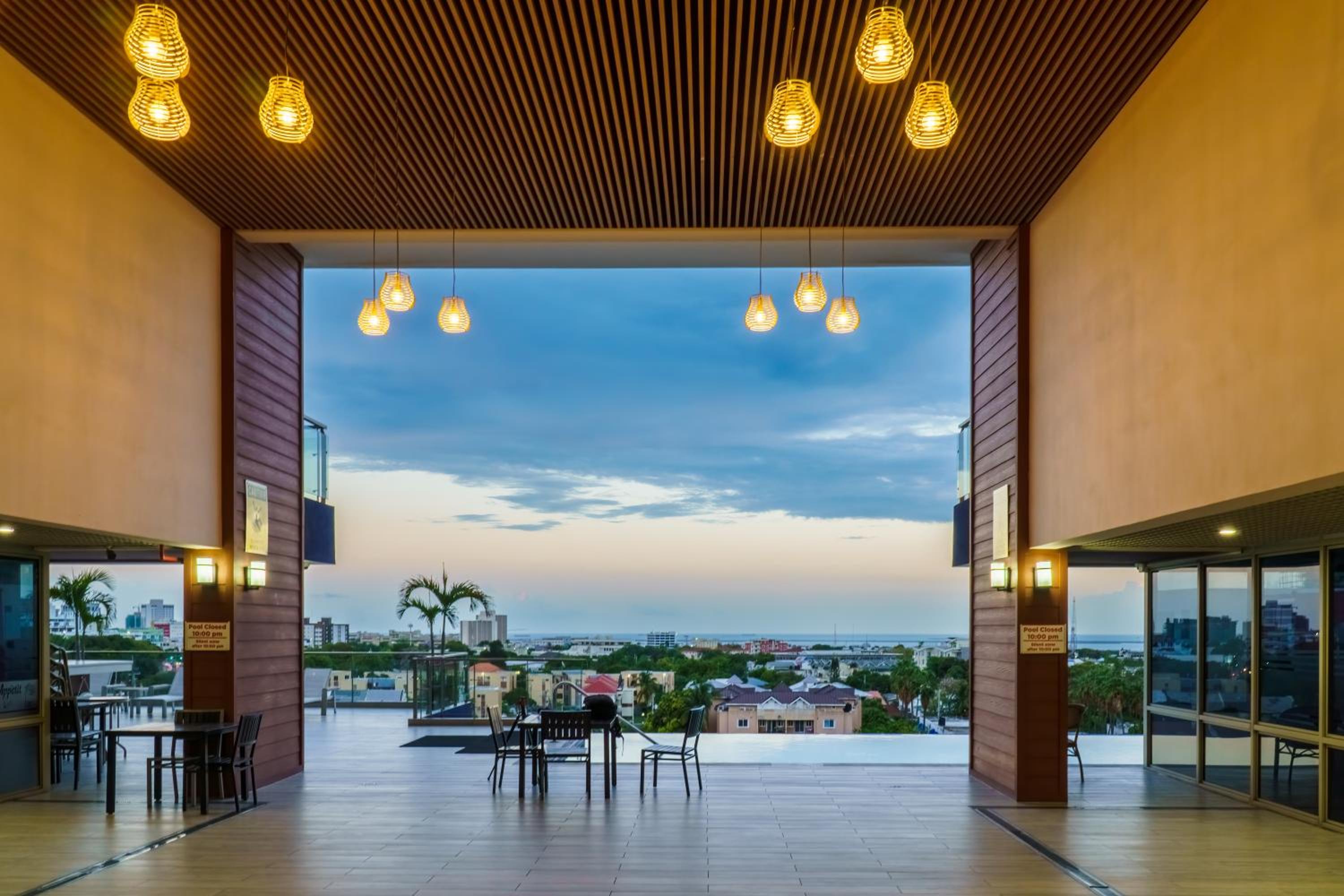 Luxury Kingston Apt - Pool & free parking 20 south