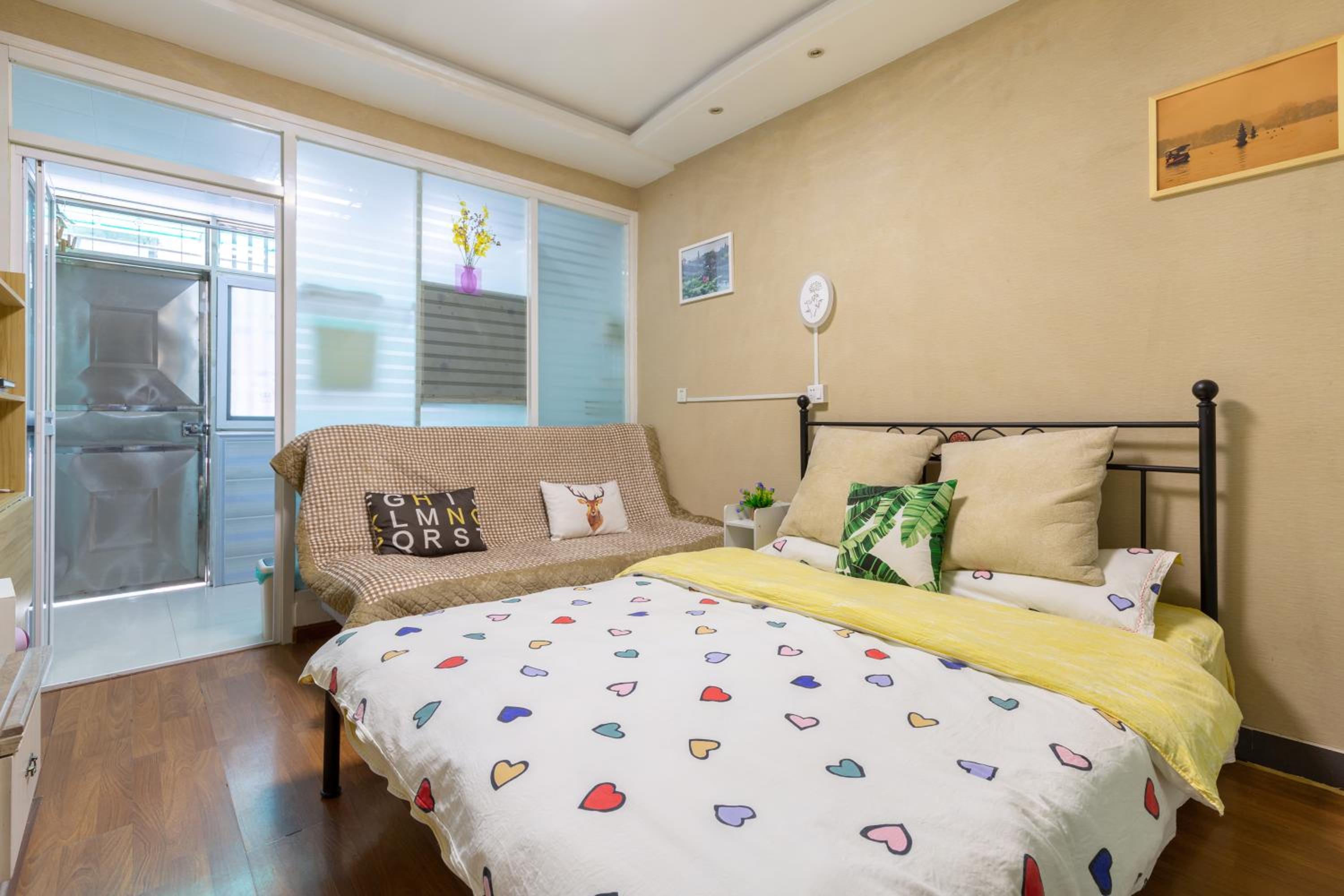 West Lake Hefang Street Metro Exit B&B
