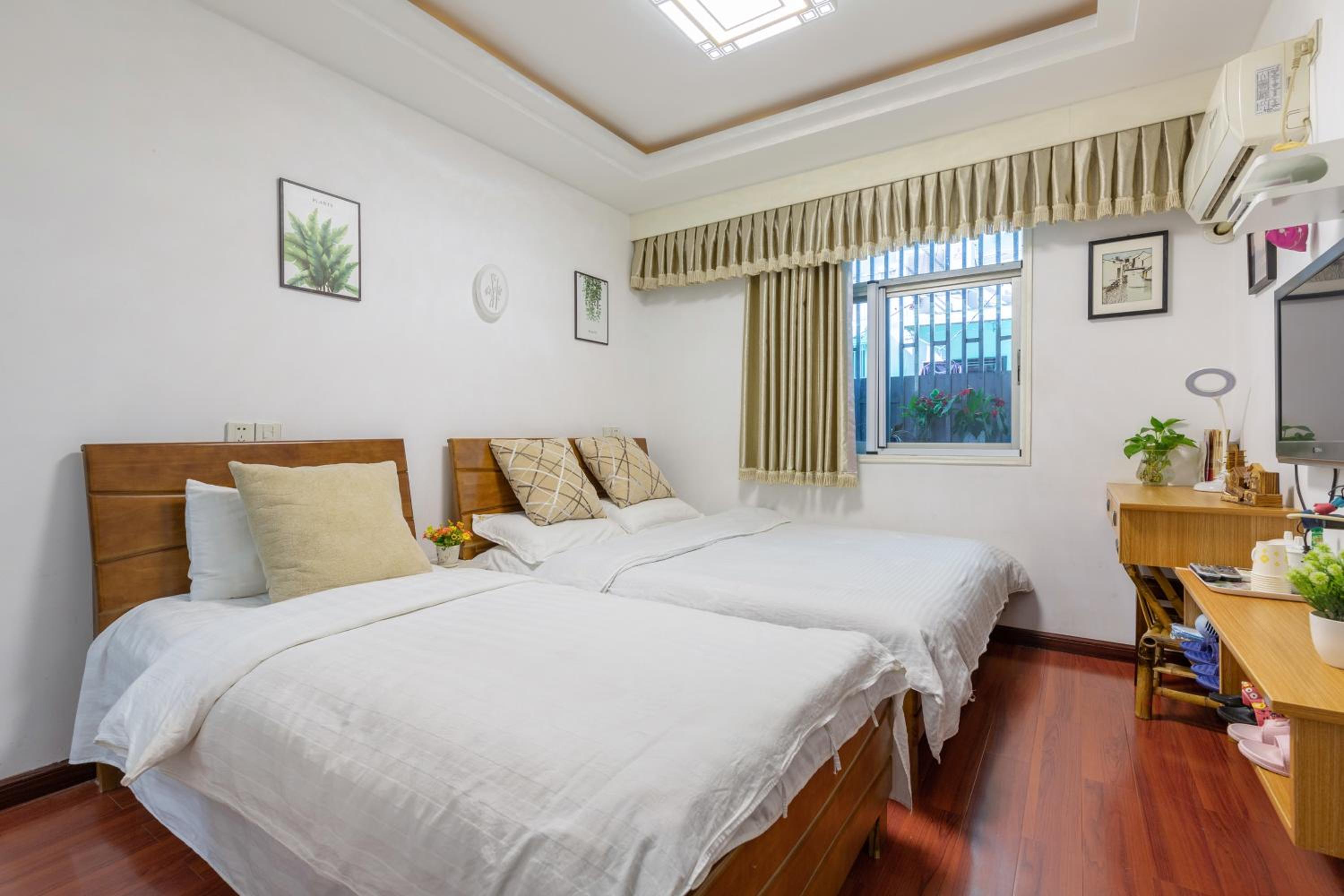 West Lake Hefang Street Metro Exit B&B