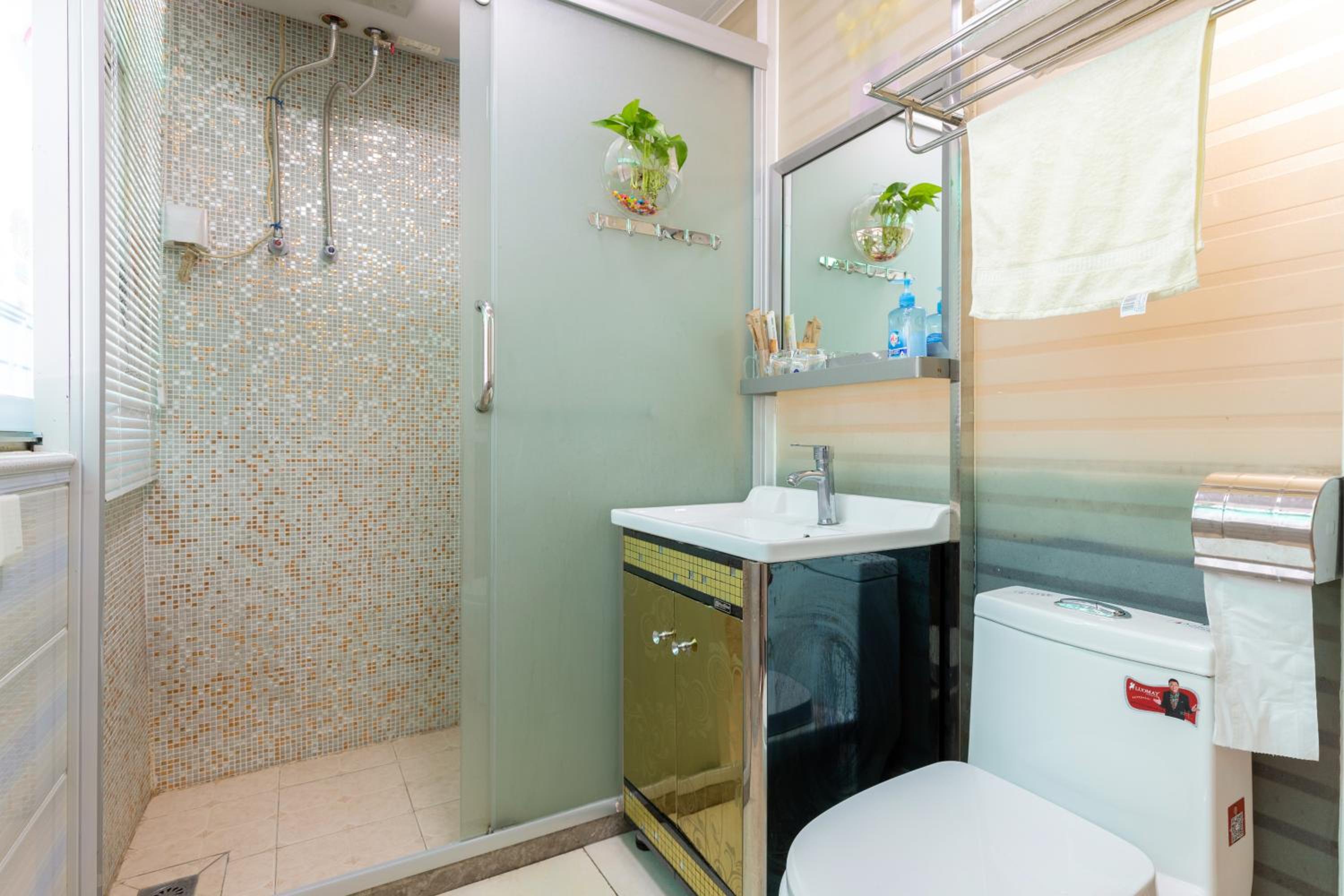 West Lake Hefang Street Metro Exit B&B