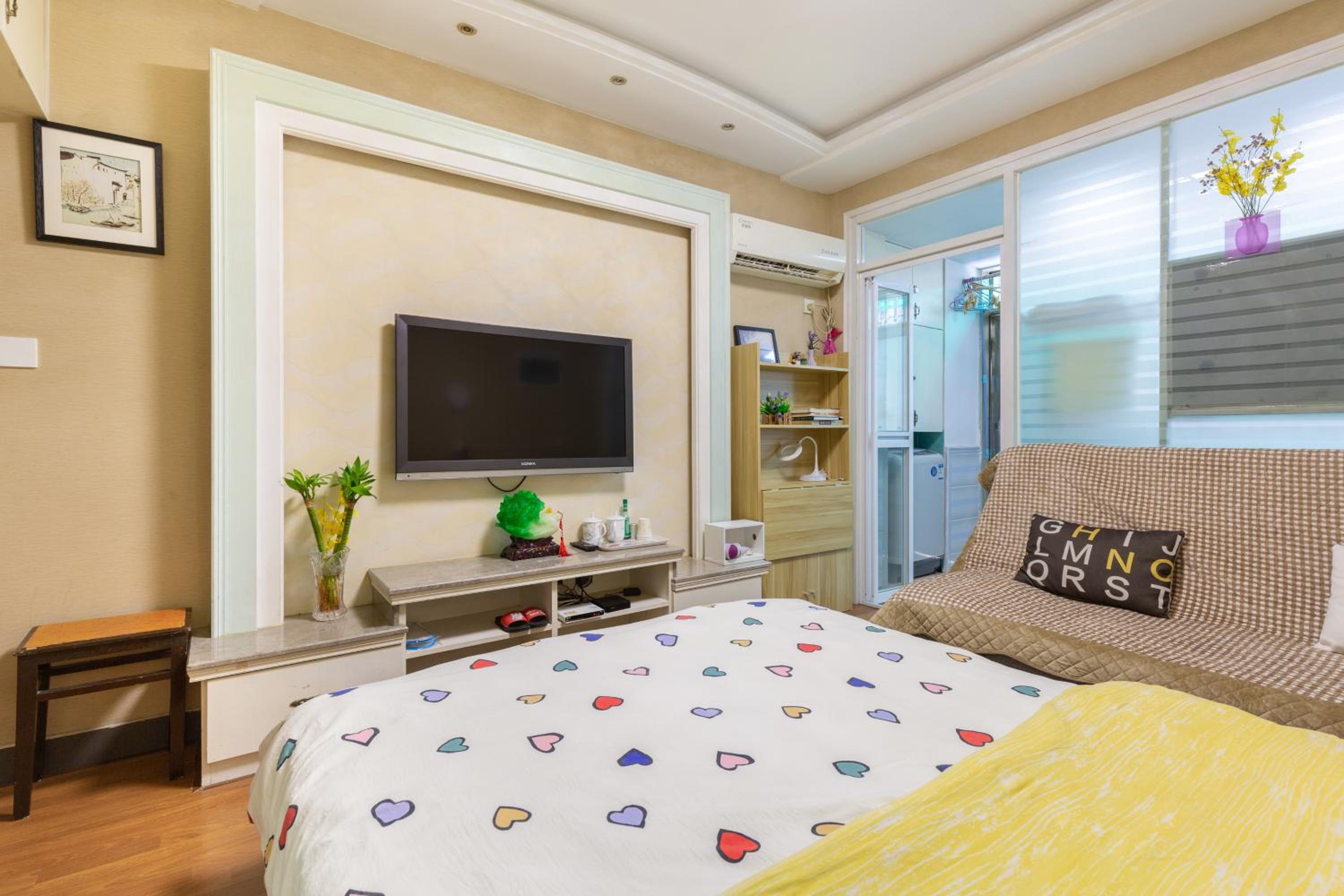 West Lake Hefang Street Metro Exit B&B