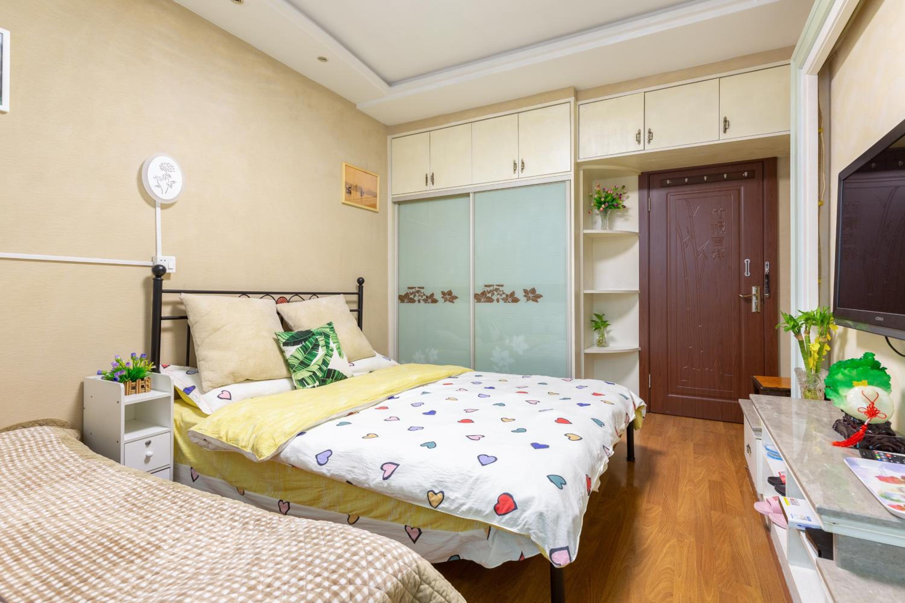 West Lake Hefang Street Metro Exit B&B