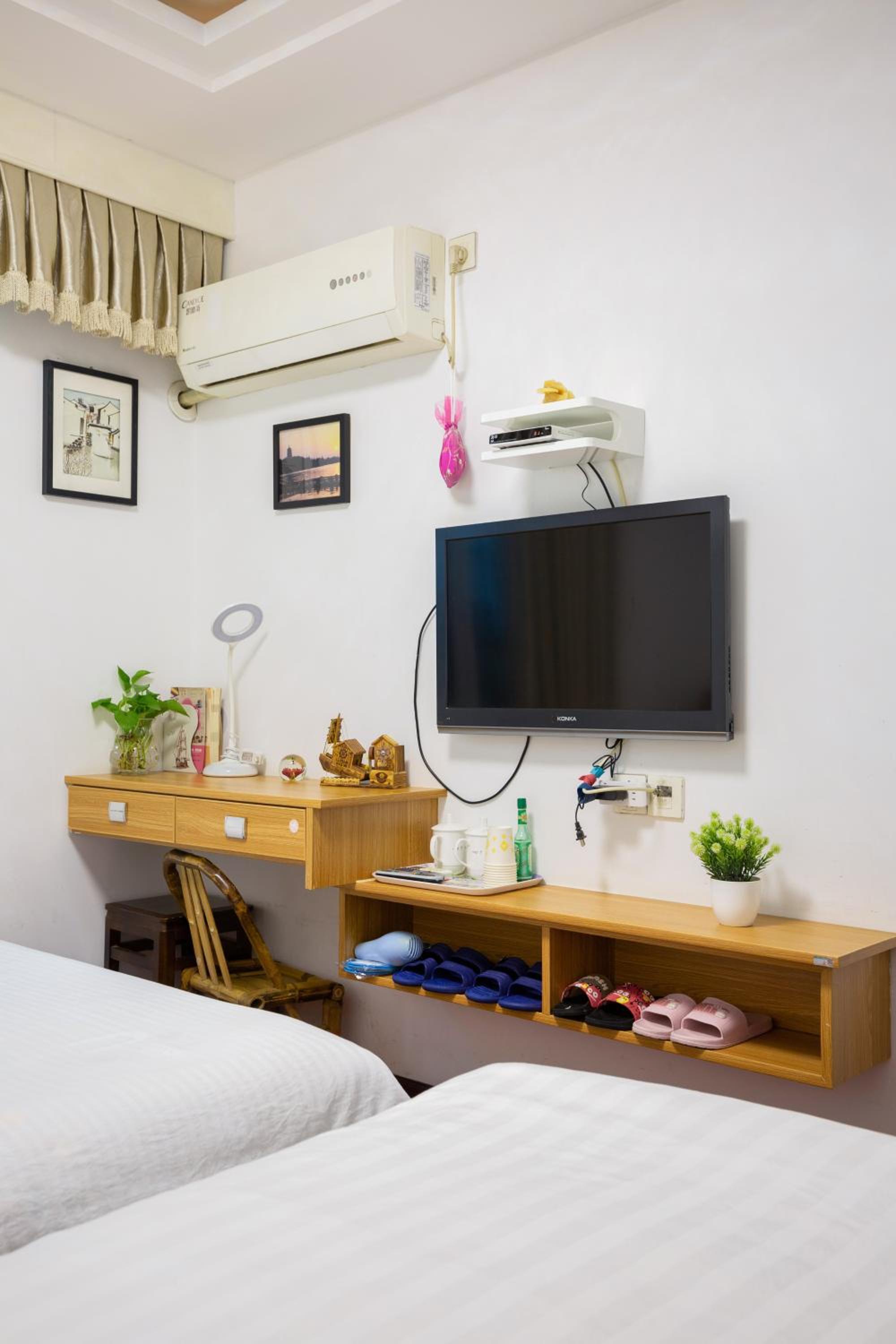 West Lake Hefang Street Metro Exit B&B
