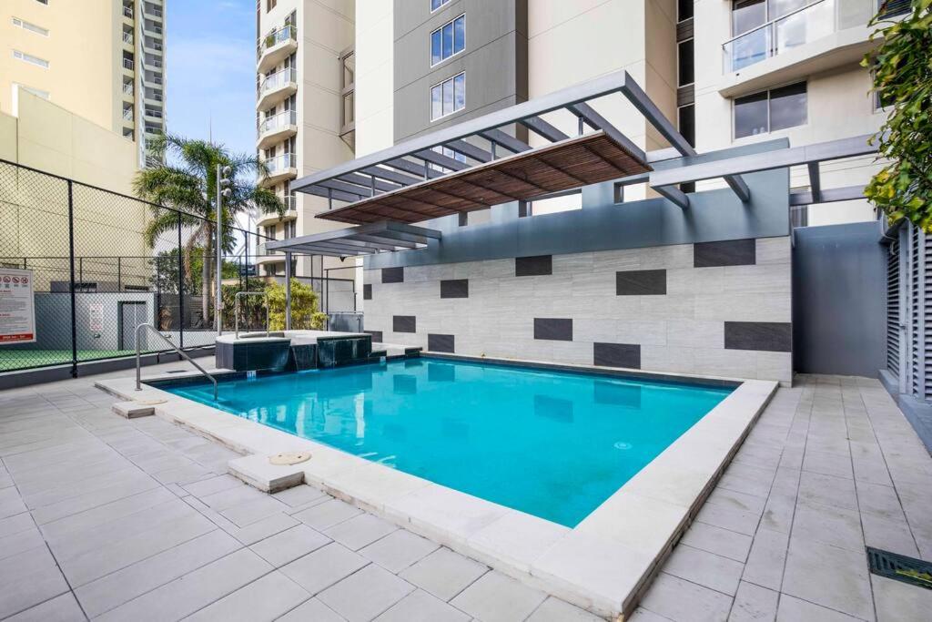 Holly's City Skyline-Views, Pool, Spa, CBD Central