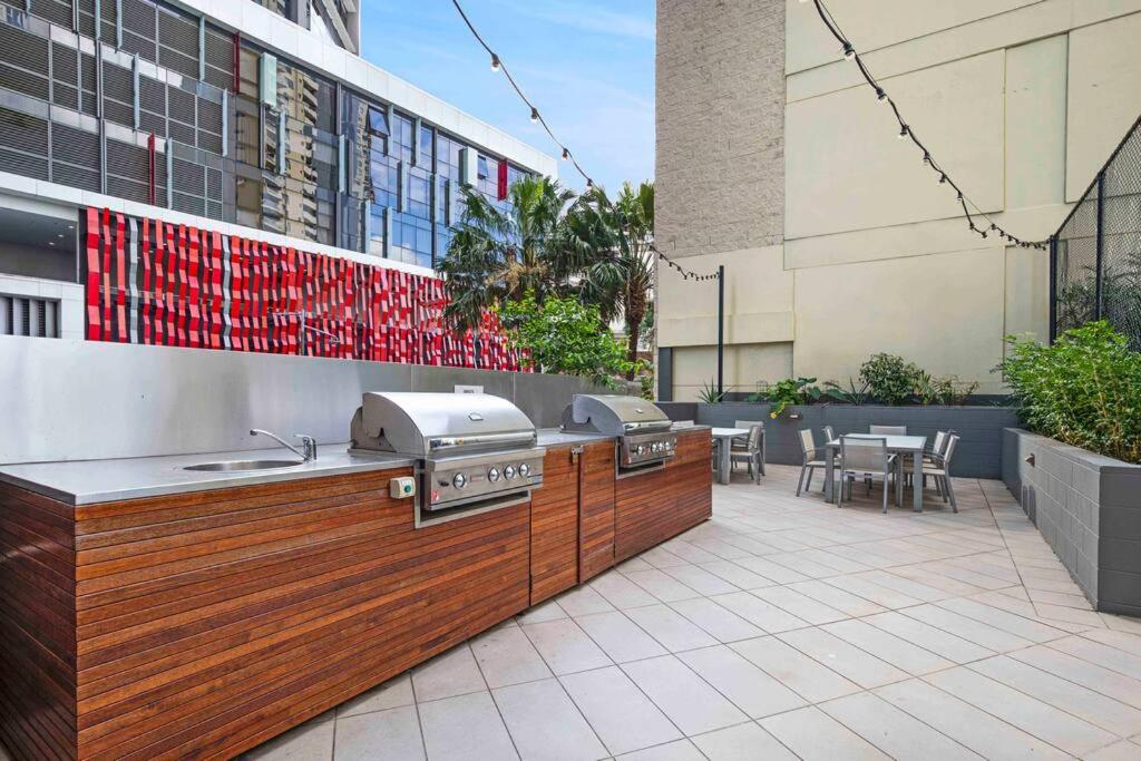 Holly's City Skyline-Views, Pool, Spa, CBD Central