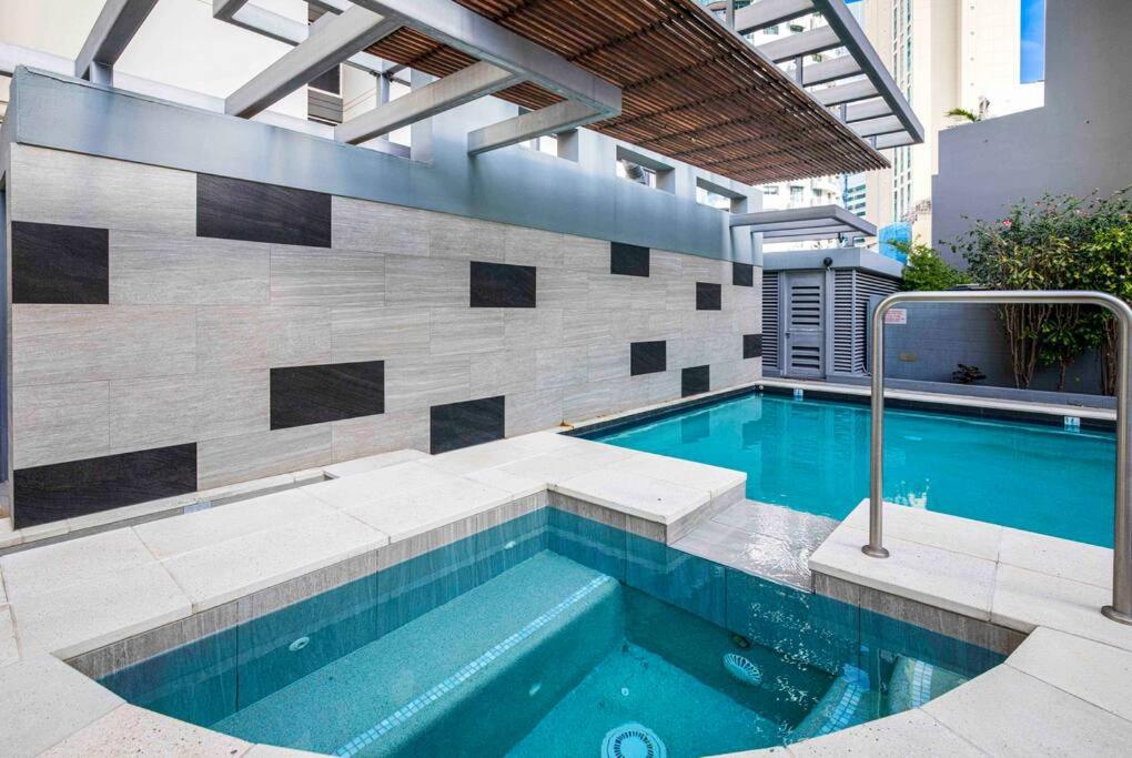 Holly's City Skyline-Views, Pool, Spa, CBD Central