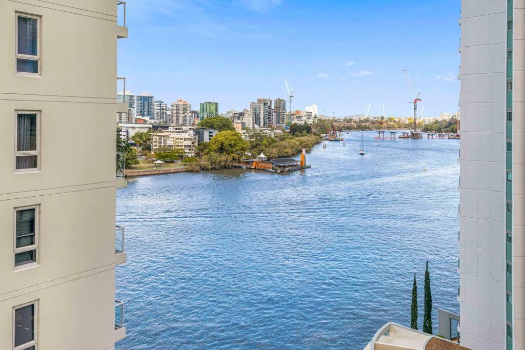 Holly's City Skyline-Views, Pool, Spa, CBD Central