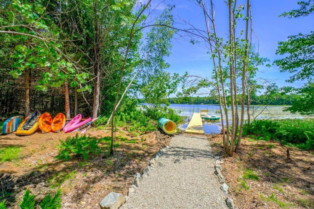 Cornerstone Cabin-Private Lake-Kayaks and Hot Tub!